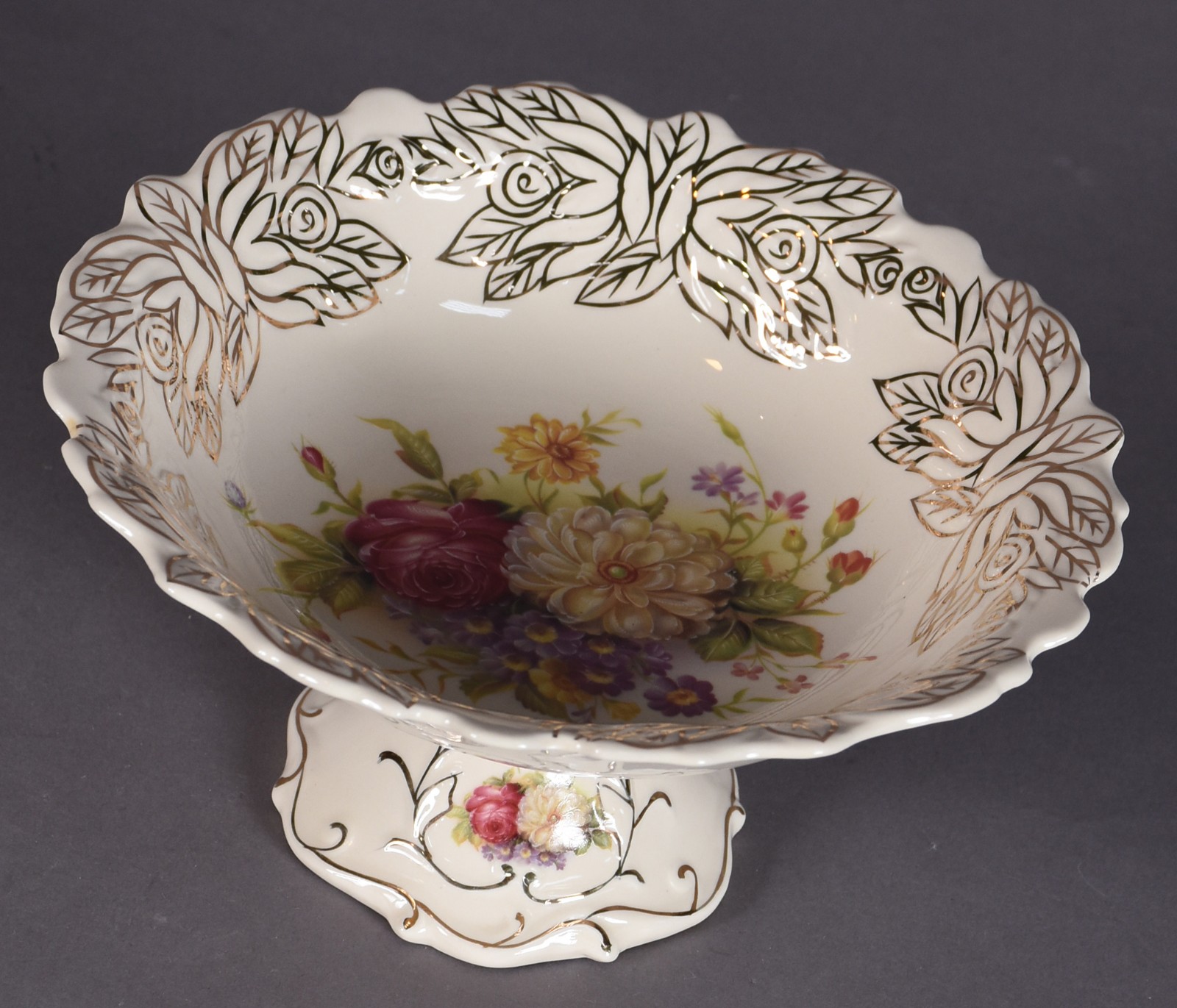Pequena fruteira de porcelana com flores ao centro em policromia e... - foto 2 de 4