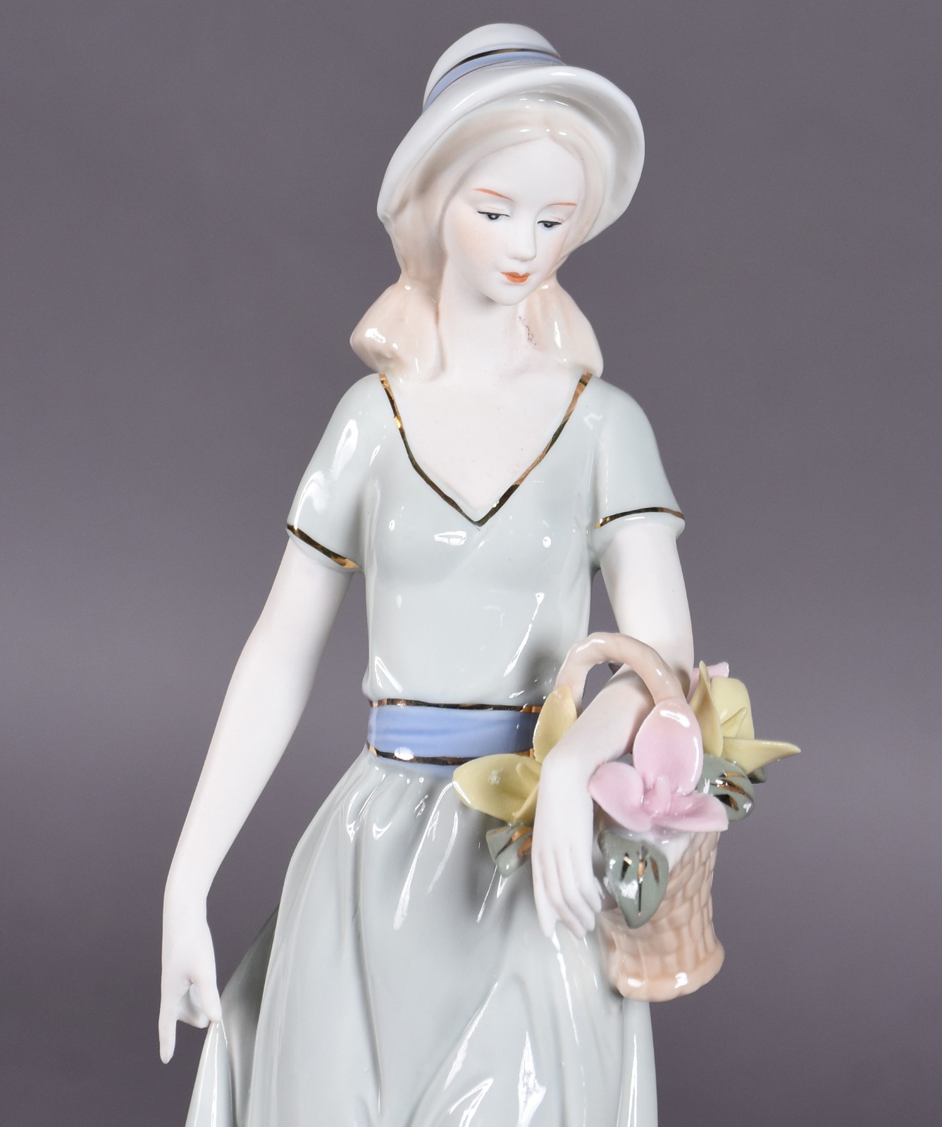 Estatueta de porcelana policromada representando dama com cesto de... - foto 2 de 4