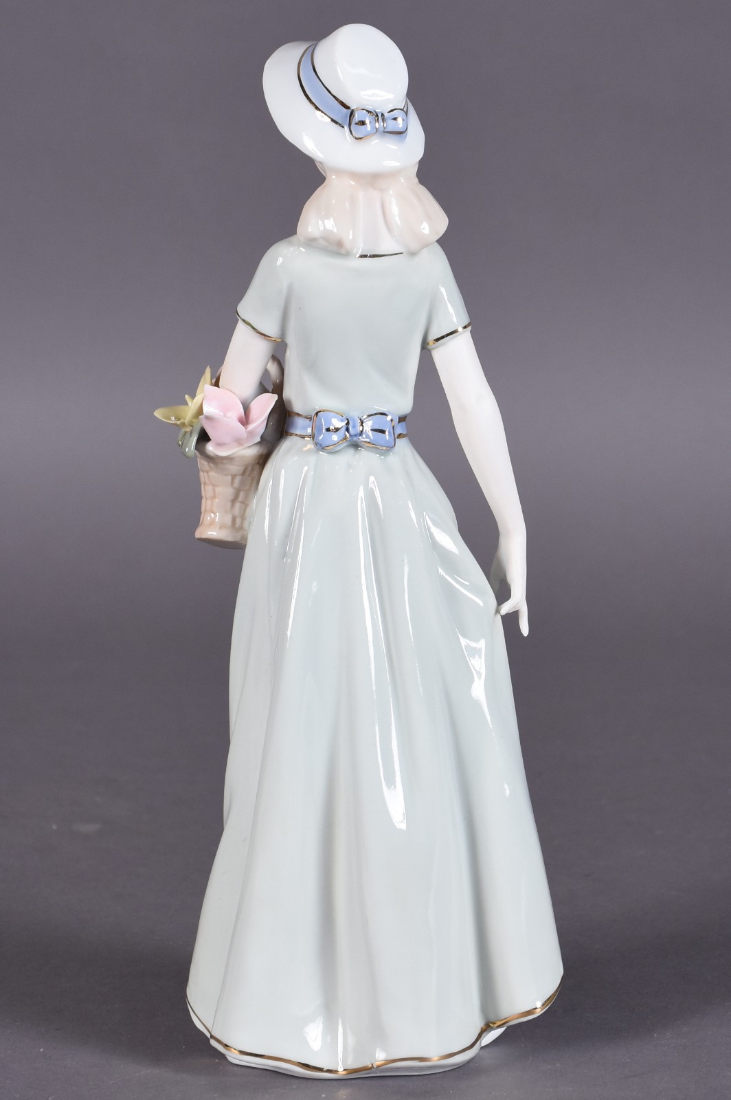 Estatueta de porcelana policromada representando dama com cesto de... - foto 3 de 4