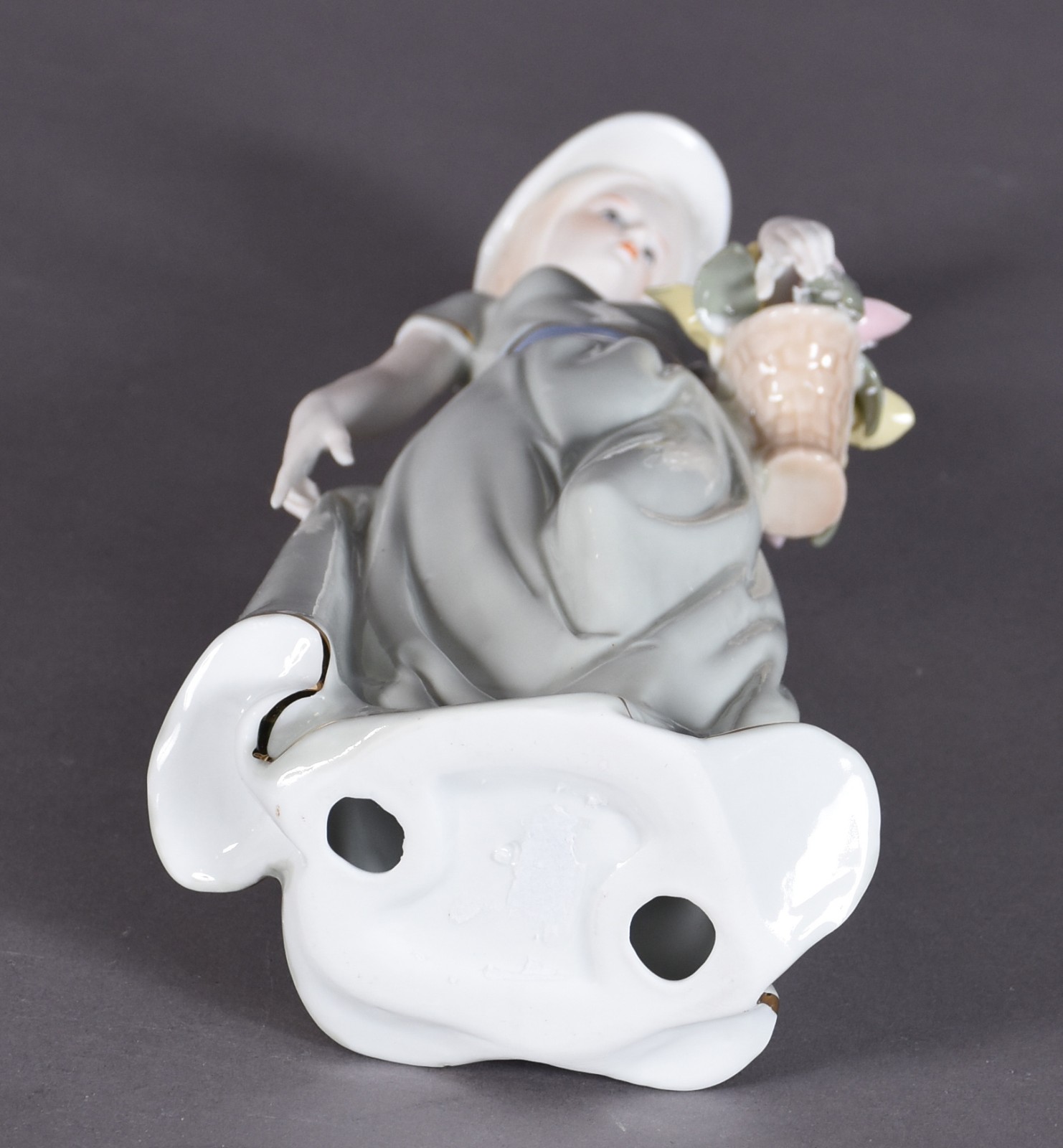 Estatueta de porcelana policromada representando dama com cesto de... - foto 4 de 4