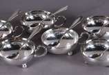 Seis taças com colheres para sorvete de metal p... - Seis taças com colheres para sorvete de metal prateado.