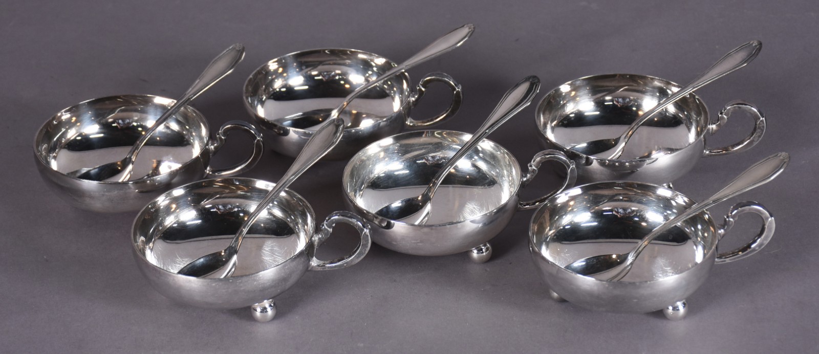 Seis taças com colheres para sorvete de metal prateado. - foto 1 de 7