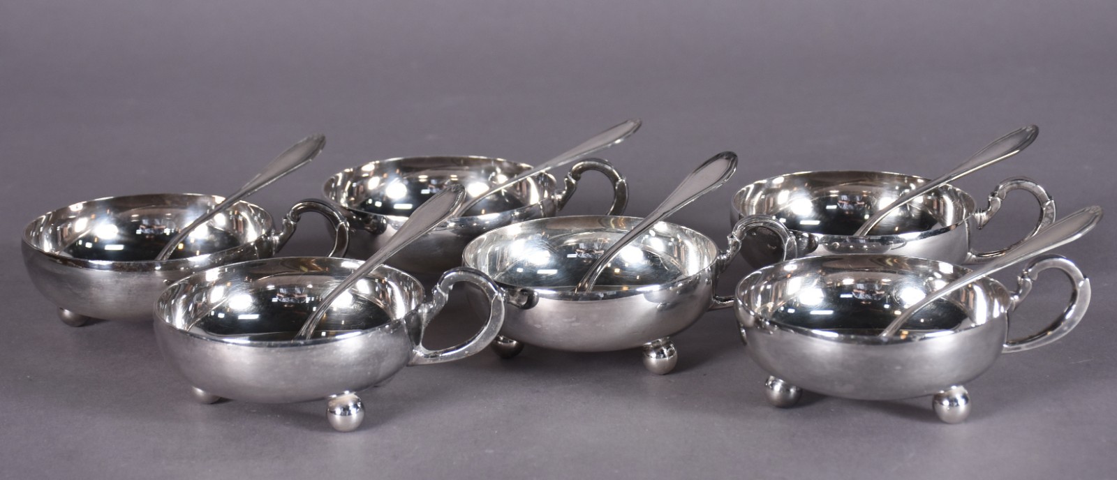 Seis taças com colheres para sorvete de metal prateado. - foto 2 de 7
