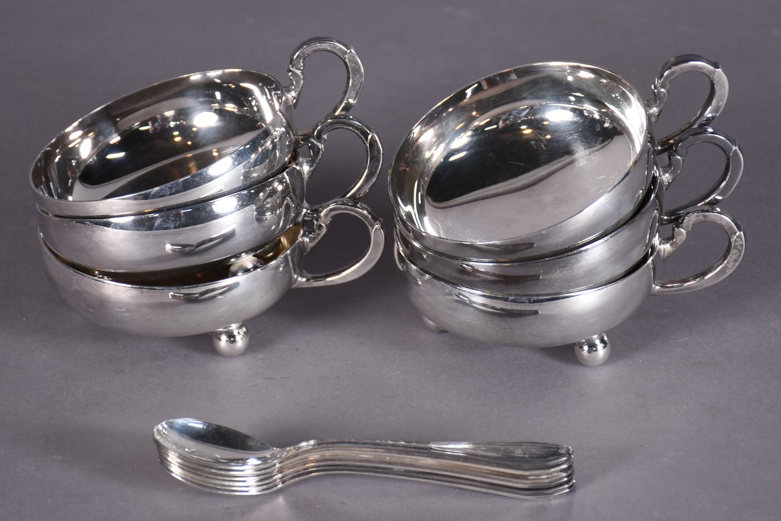 Seis taças com colheres para sorvete de metal prateado. - foto 3 de 7