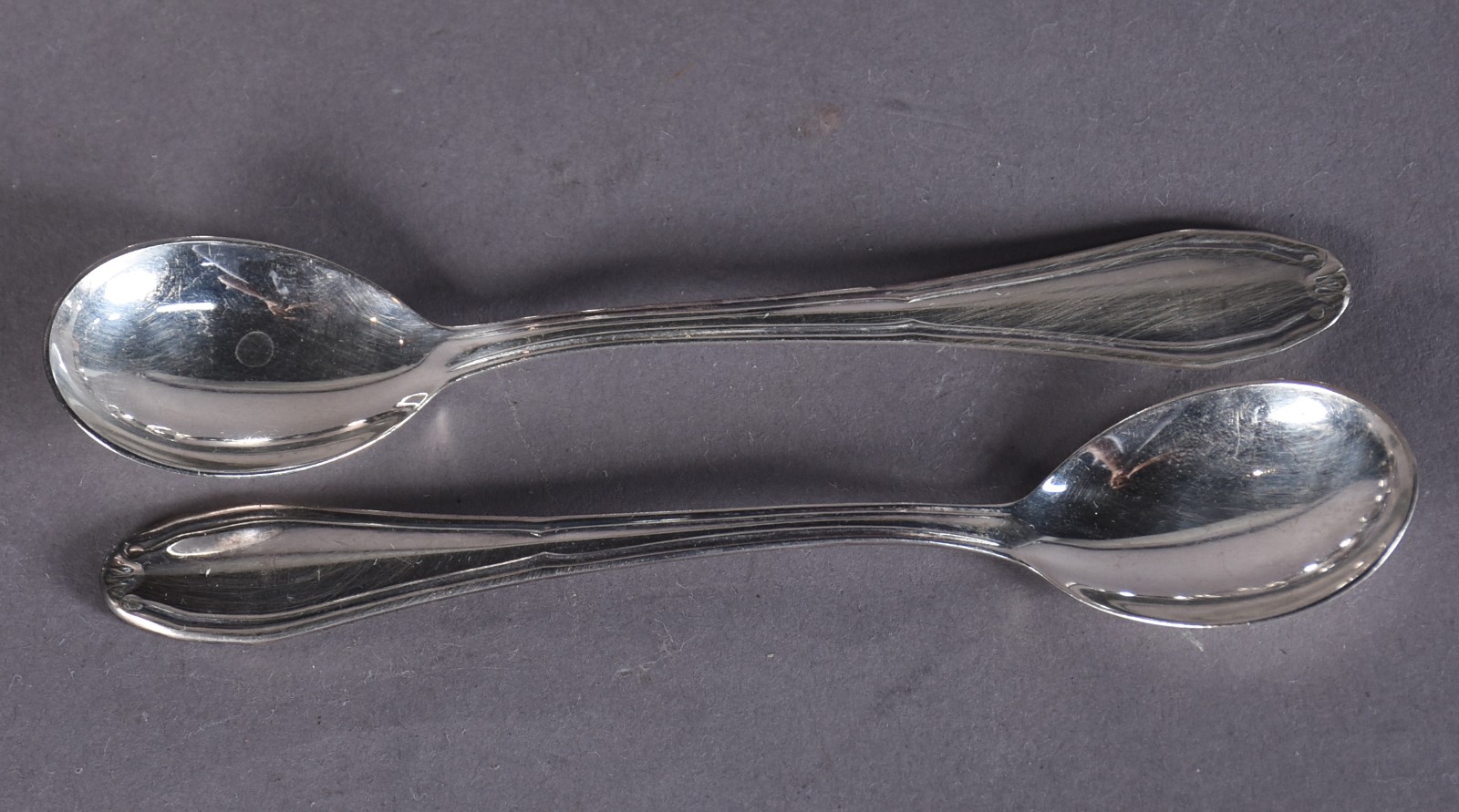 Seis taças com colheres para sorvete de metal prateado. - foto 4 de 7