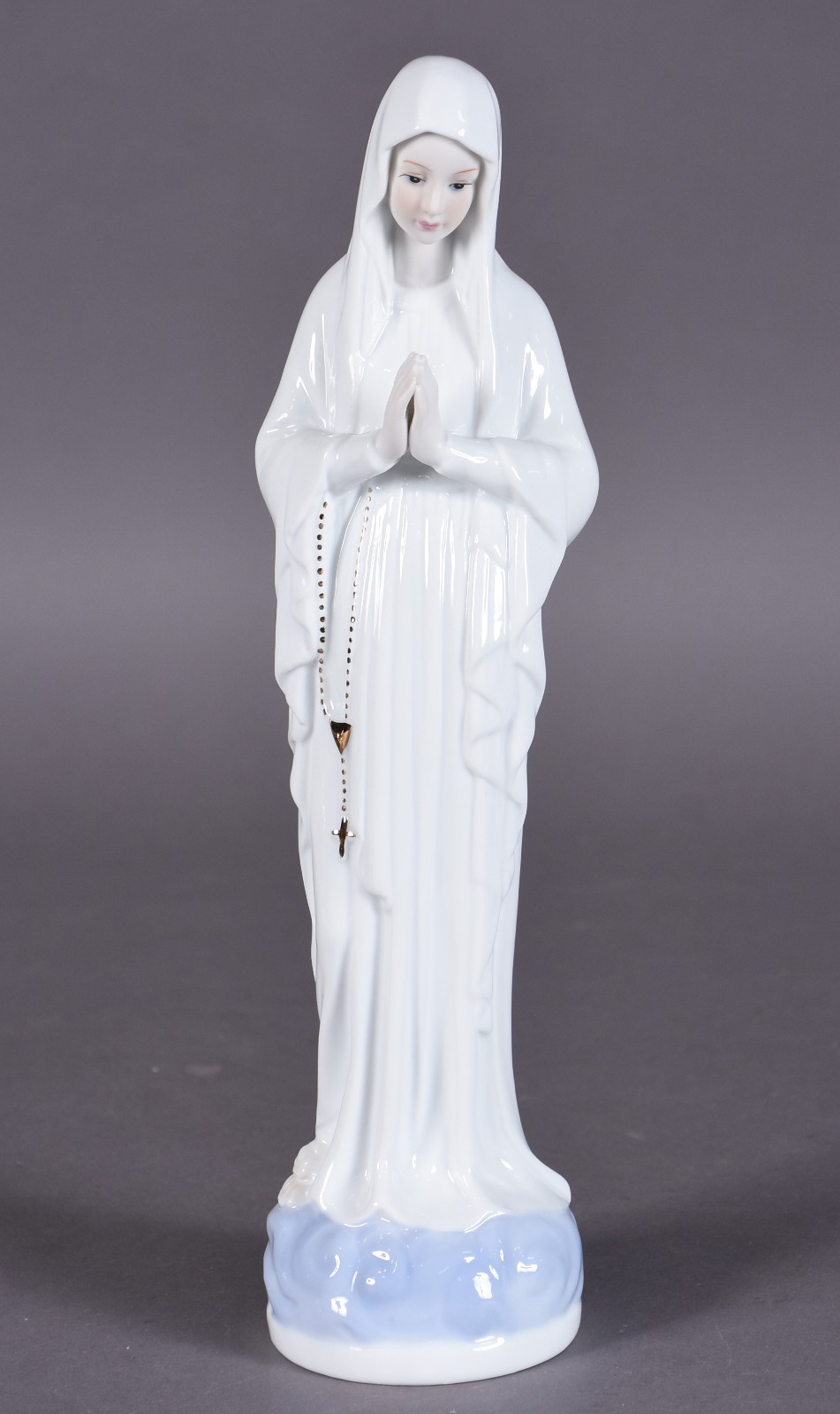 Estatueta de porcelana representando Nossa Senhora com terço. - foto 1 de 4