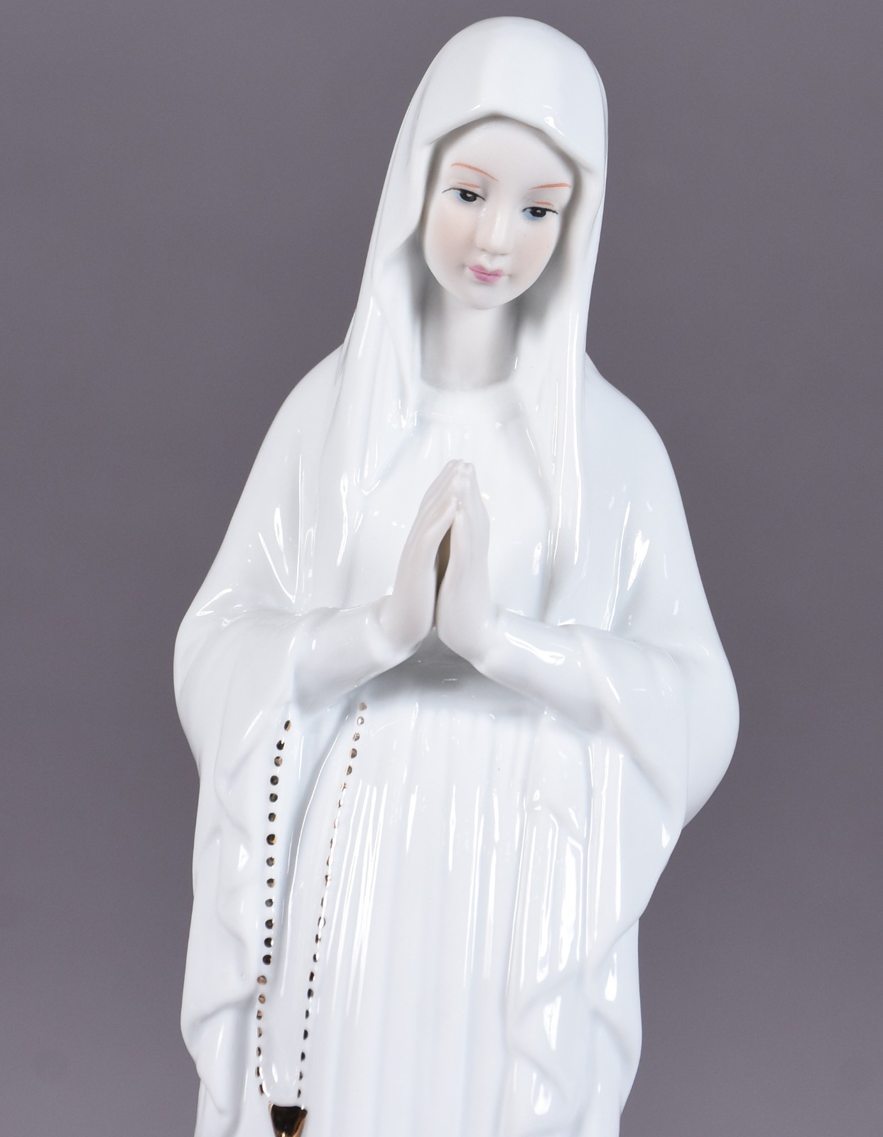Estatueta de porcelana representando Nossa Senhora com terço. - foto 2 de 4