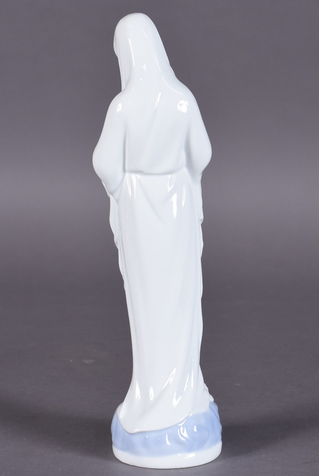 Estatueta de porcelana representando Nossa Senhora com terço. - foto 3 de 4