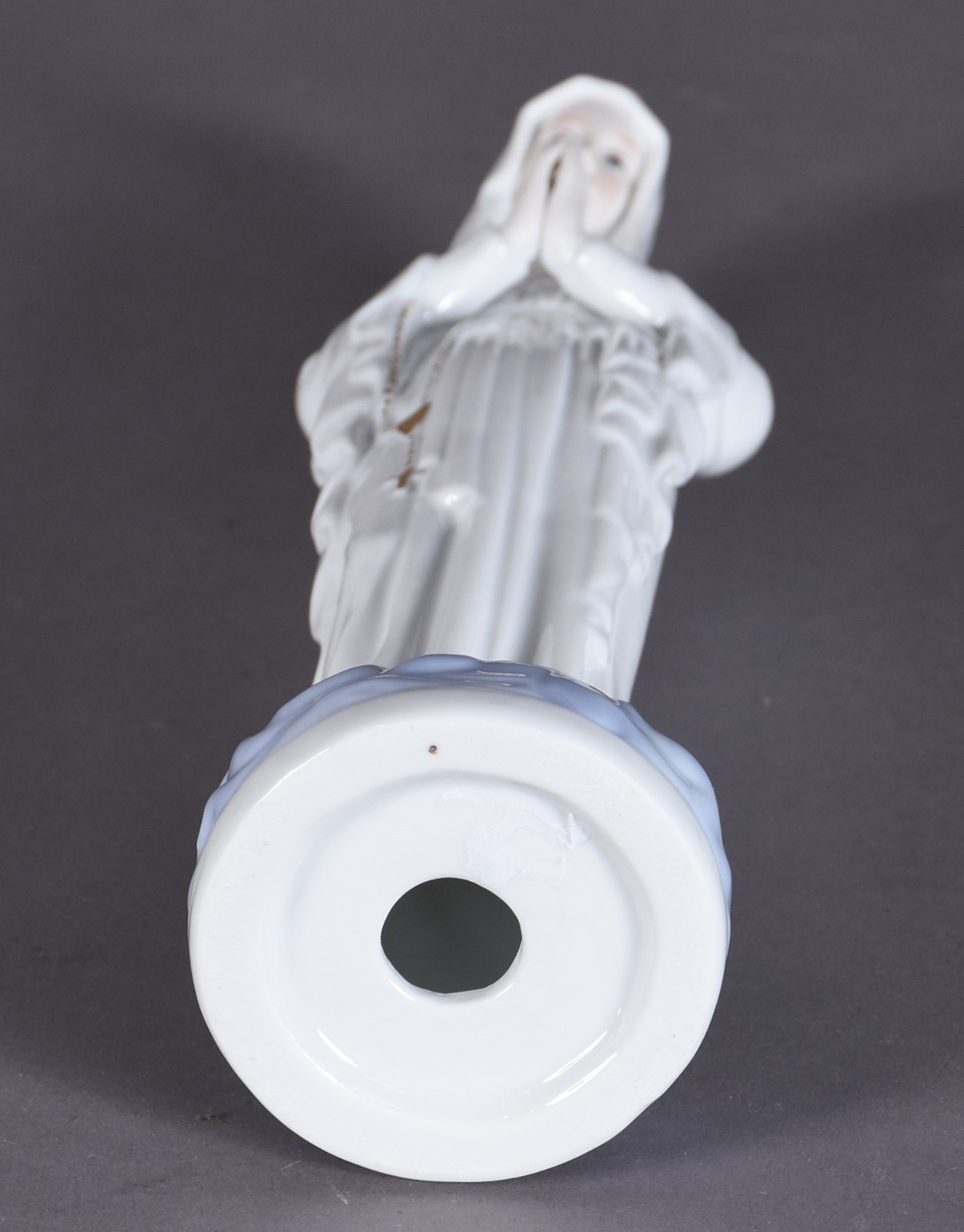 Estatueta de porcelana representando Nossa Senhora com terço. - foto 4 de 4