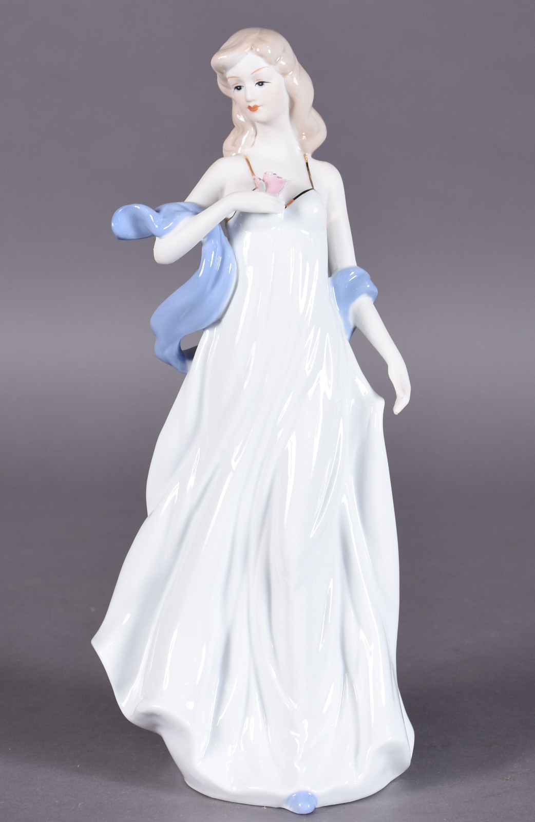 Estatueta de porcelana policromada representando dama com rosa na mão. - foto 1 de 4