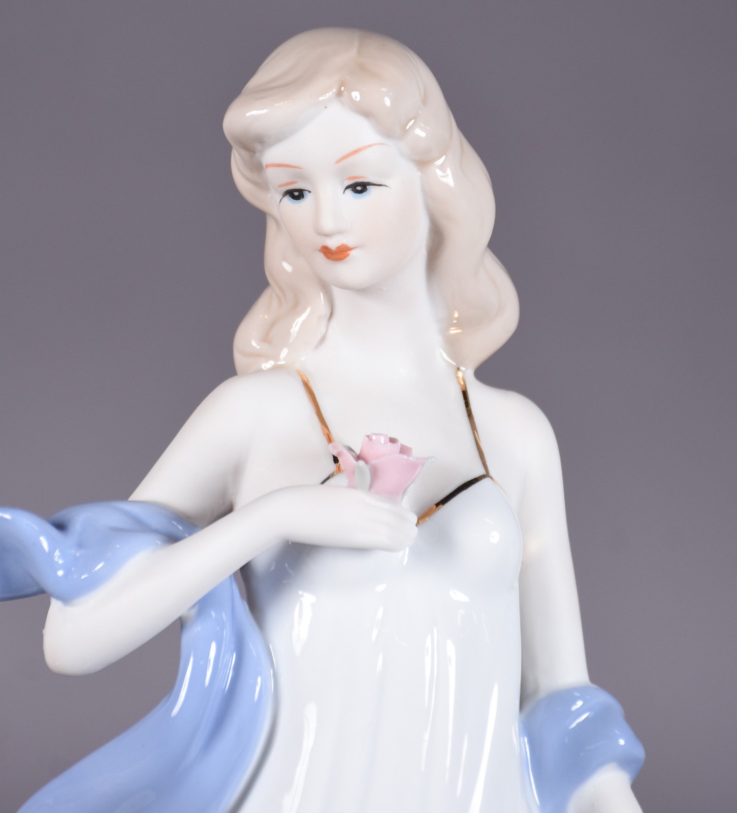 Estatueta de porcelana policromada representando dama com rosa na mão. - foto 2 de 4