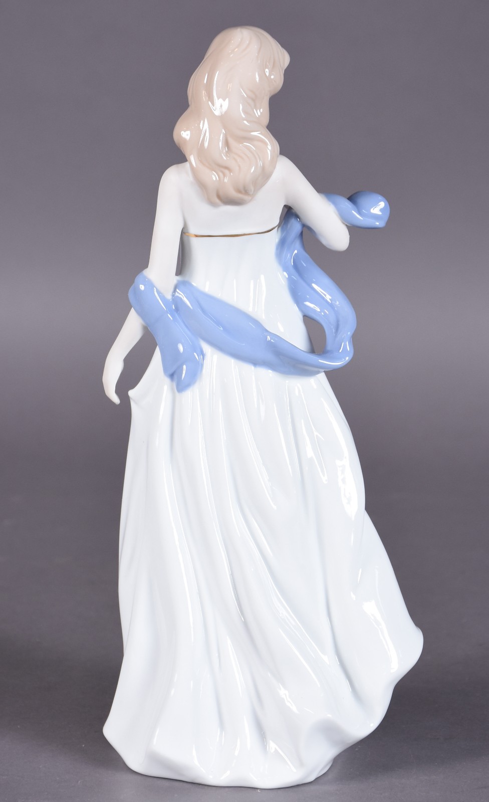 Estatueta de porcelana policromada representando dama com rosa na mão. - foto 3 de 4