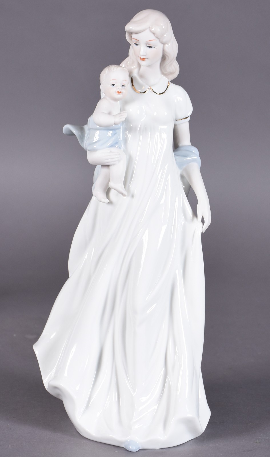 Estatueta de porcelana policromada representando dama com filho. - foto 1 de 4