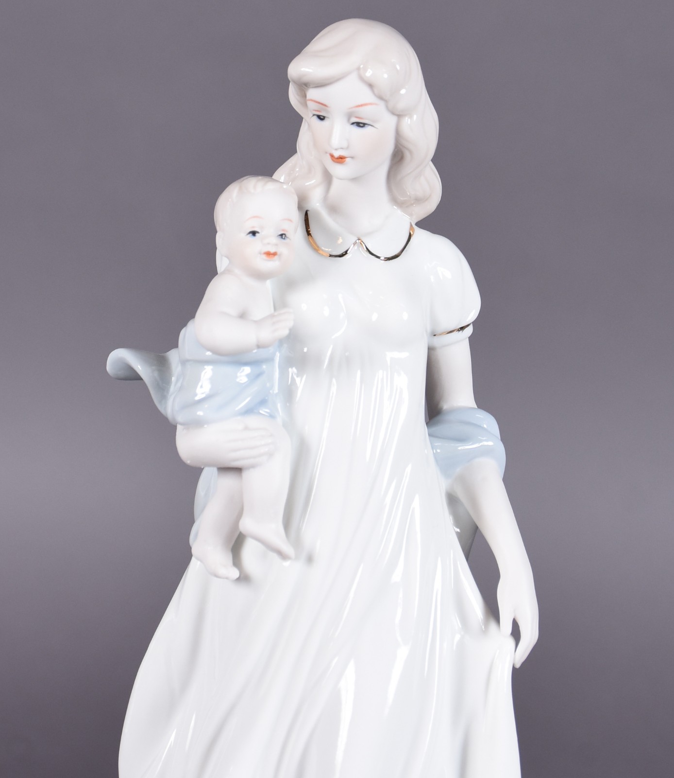 Estatueta de porcelana policromada representando dama com filho. - foto 2 de 4