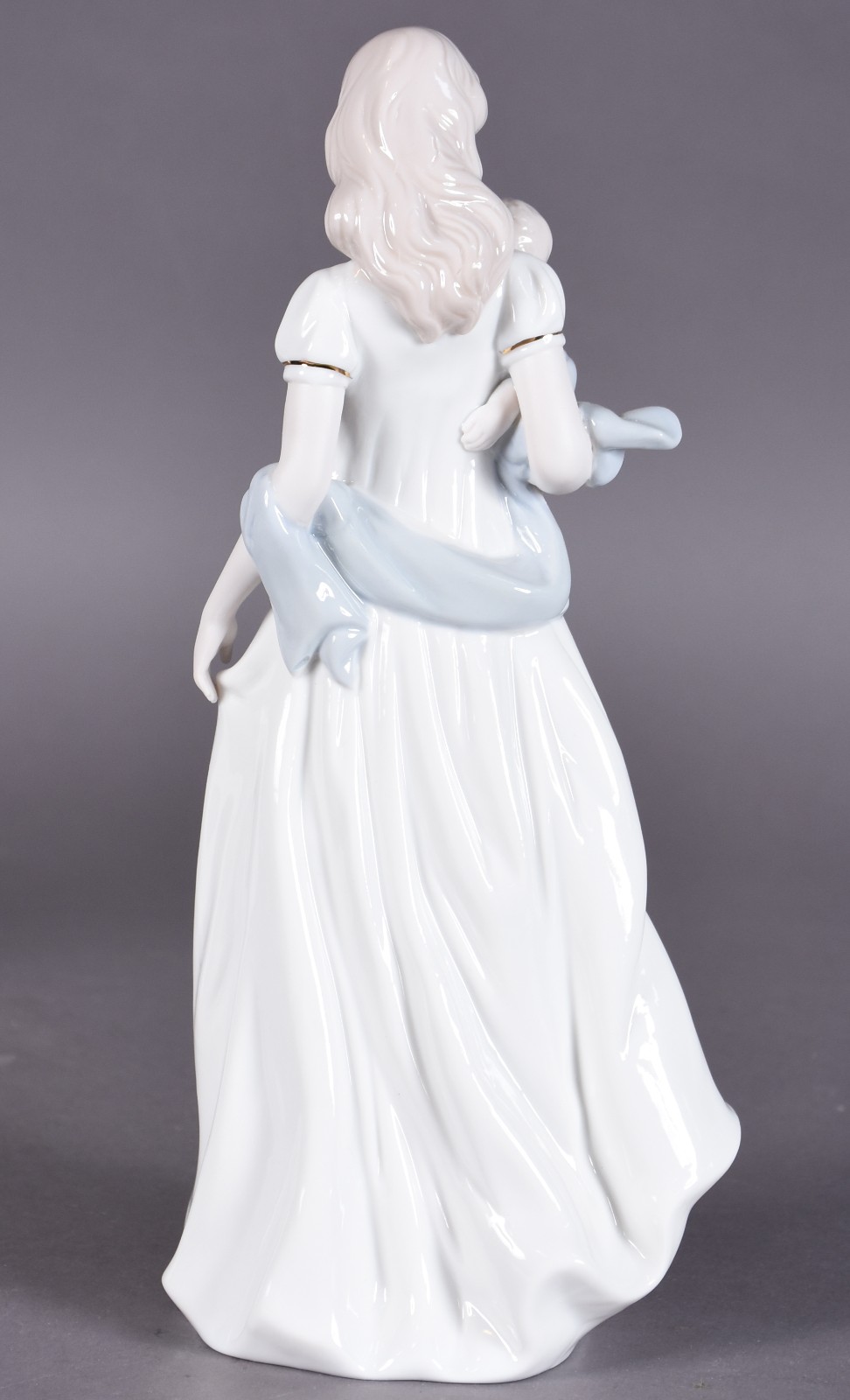 Estatueta de porcelana policromada representando dama com filho. - foto 3 de 4