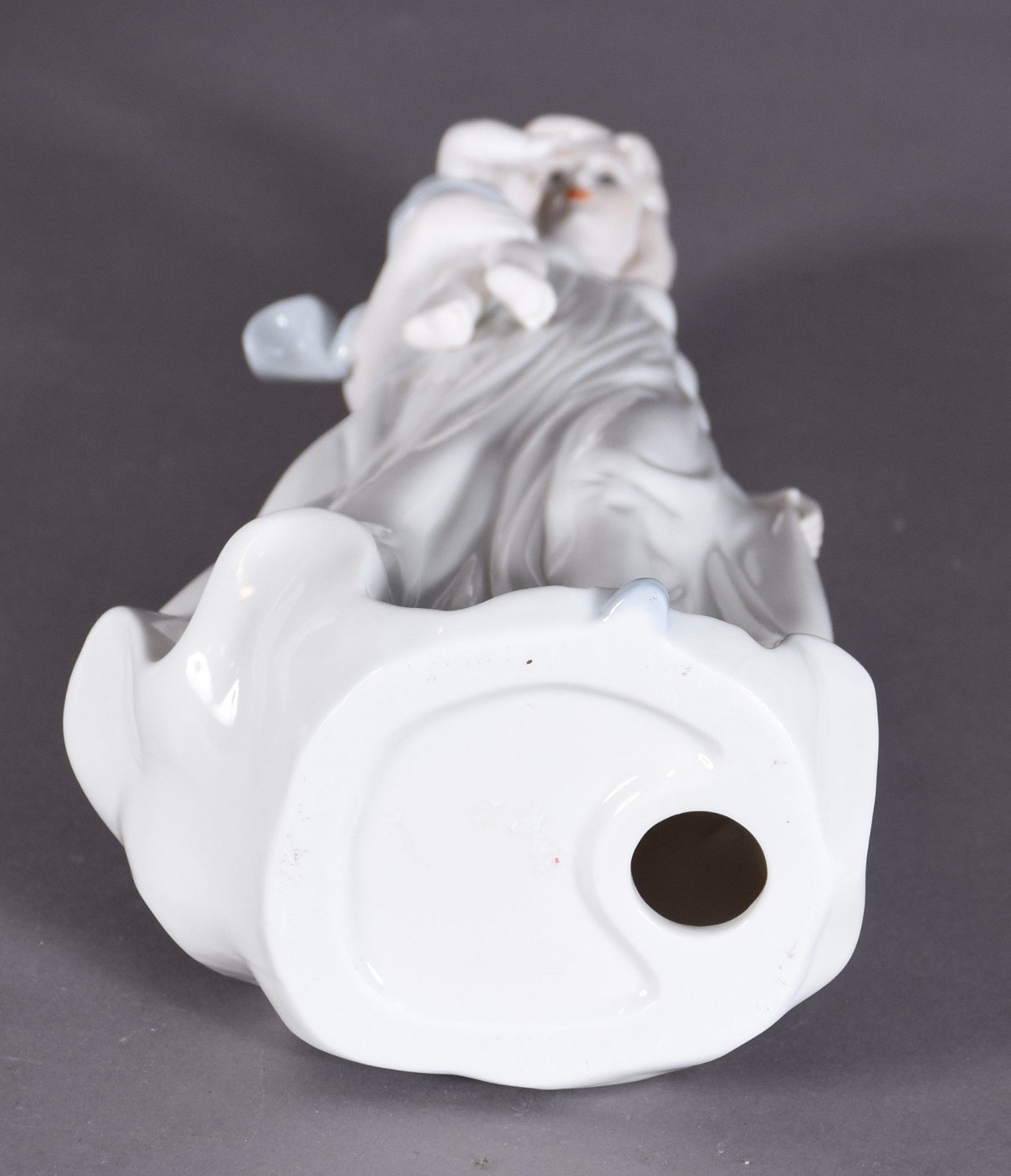 Estatueta de porcelana policromada representando dama com filho. - foto 4 de 4