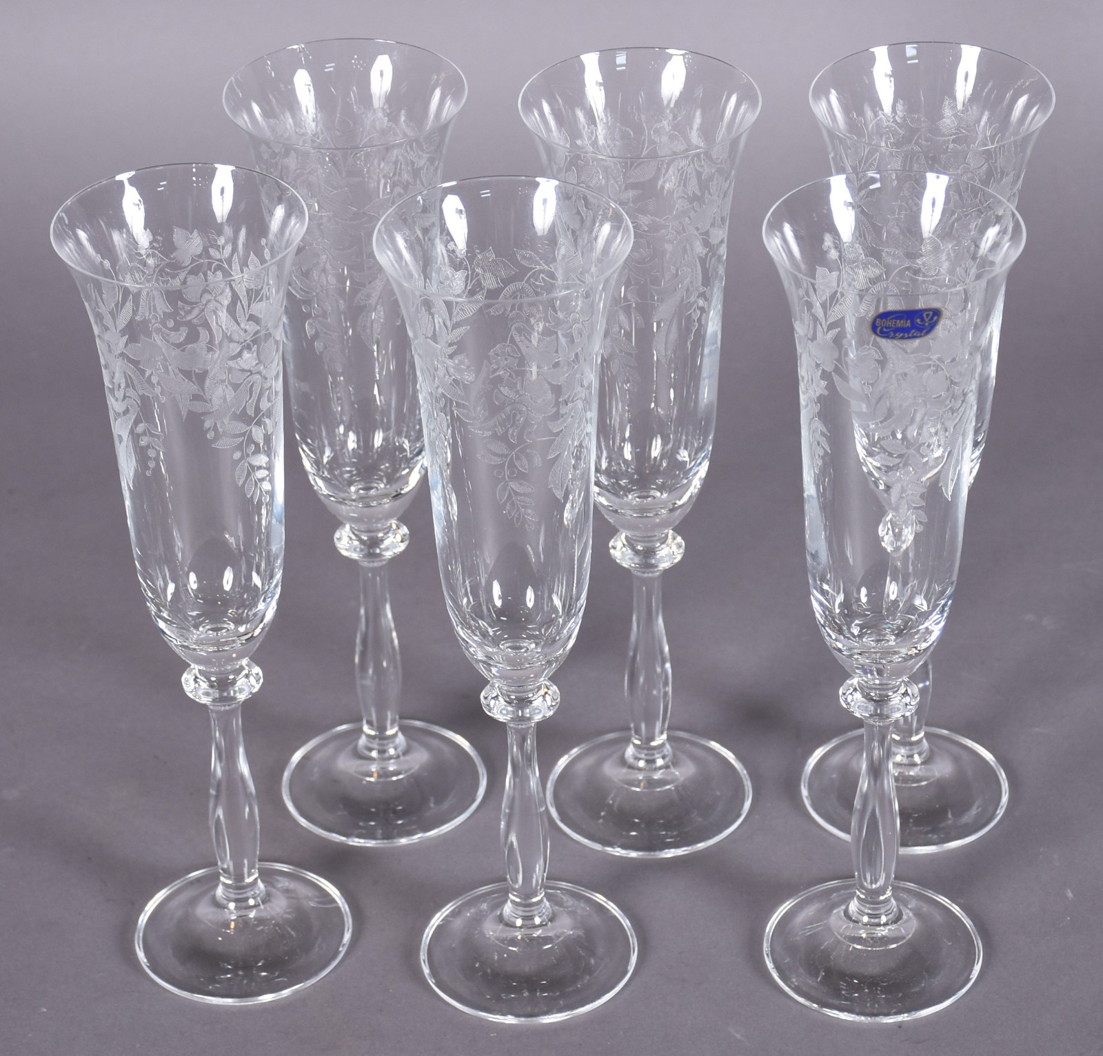 Seis flutes para champagne de cristal tcheco com flores lapidadas... - foto 1 de 5