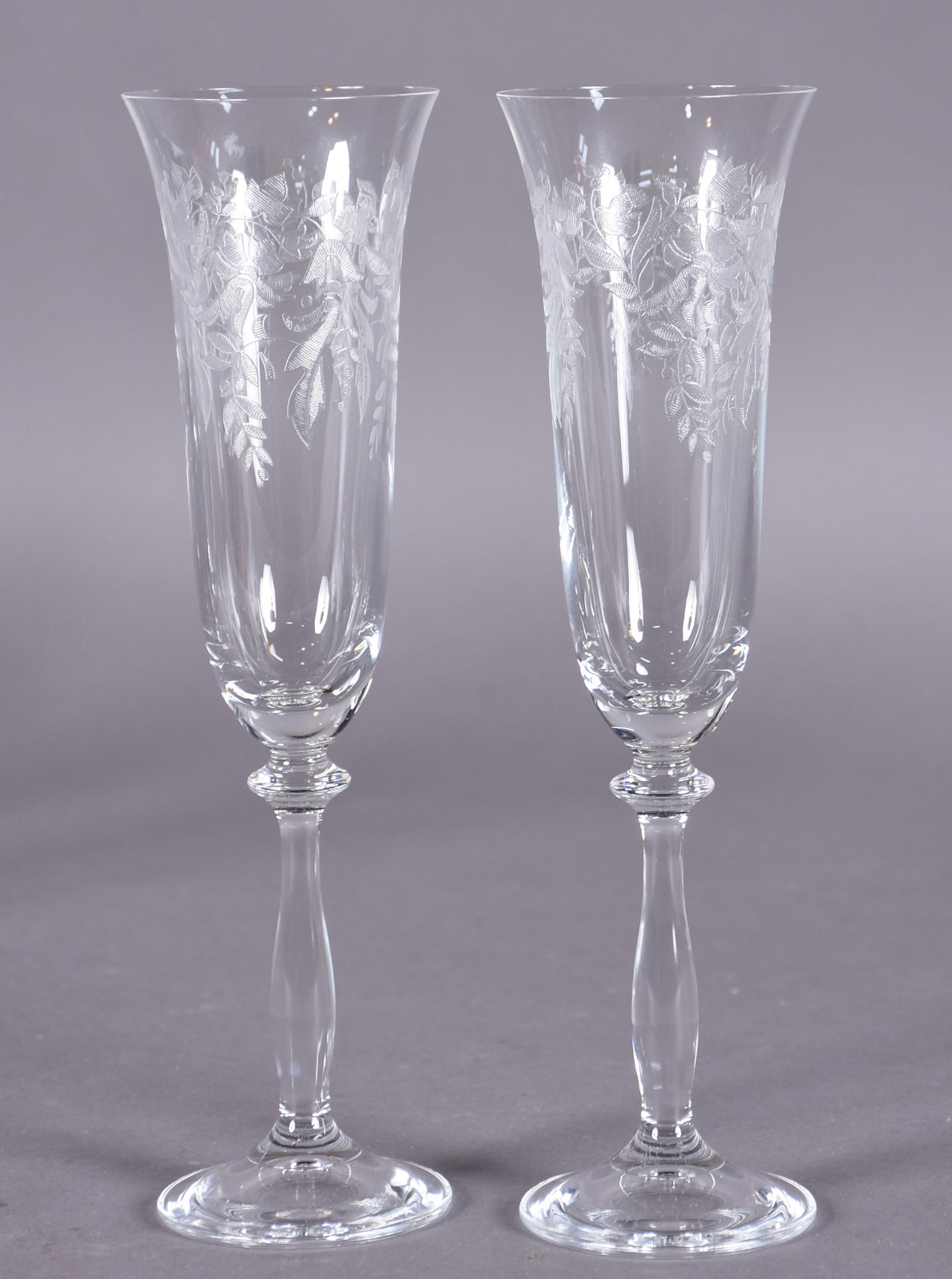 Seis flutes para champagne de cristal tcheco com flores lapidadas... - foto 2 de 5