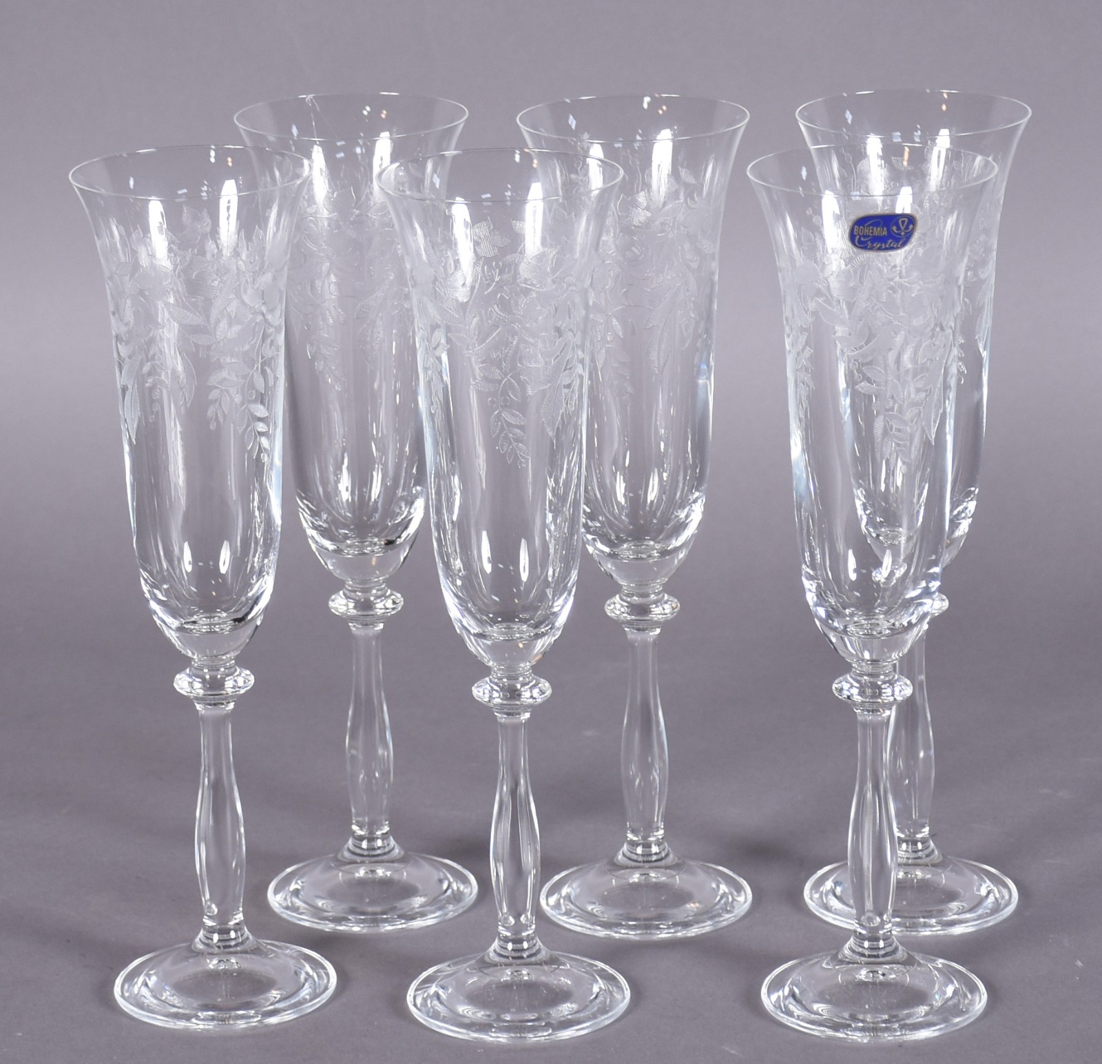 Seis flutes para champagne de cristal tcheco com flores lapidadas... - foto 3 de 5