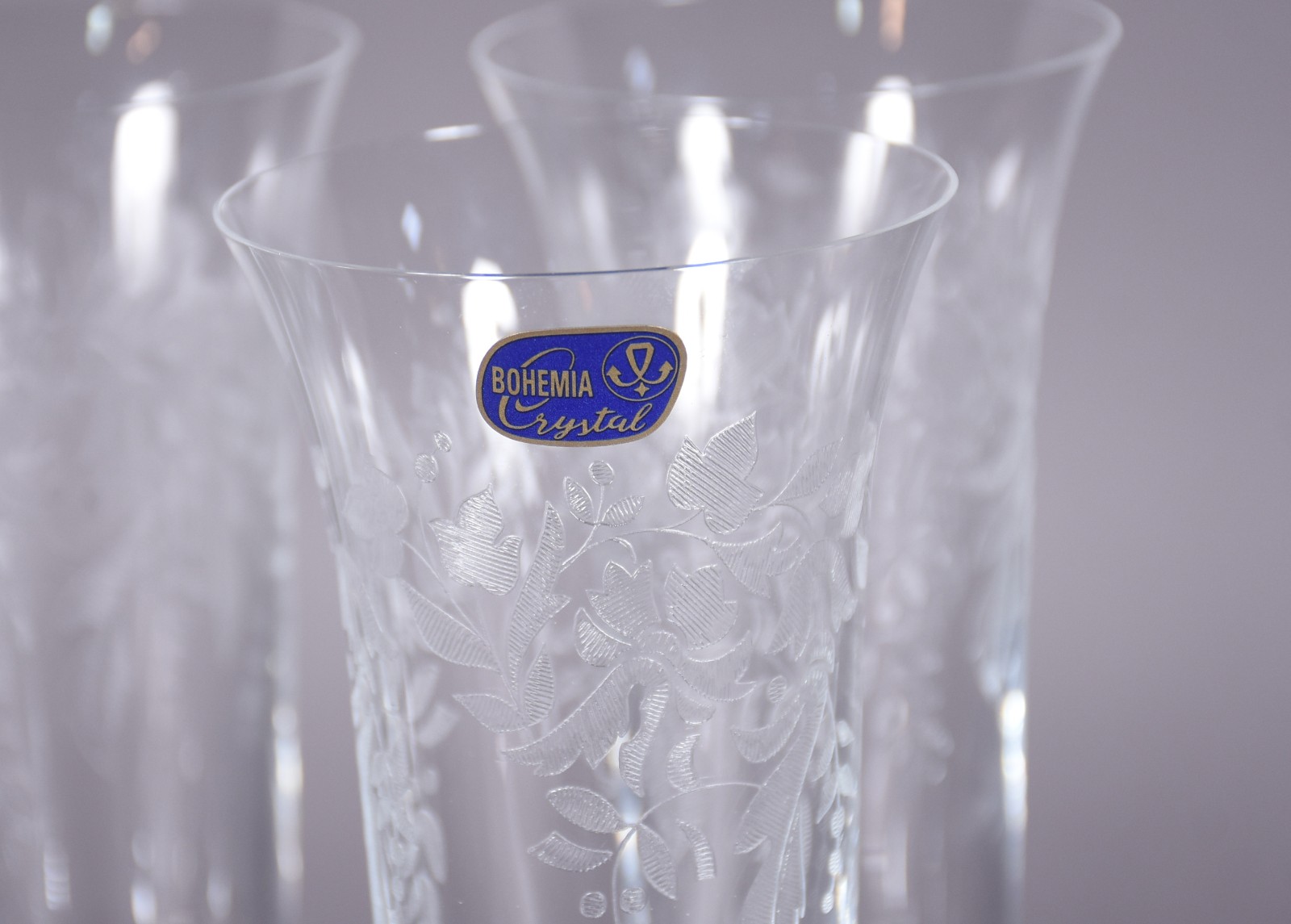 Seis flutes para champagne de cristal tcheco com flores lapidadas... - foto 4 de 5
