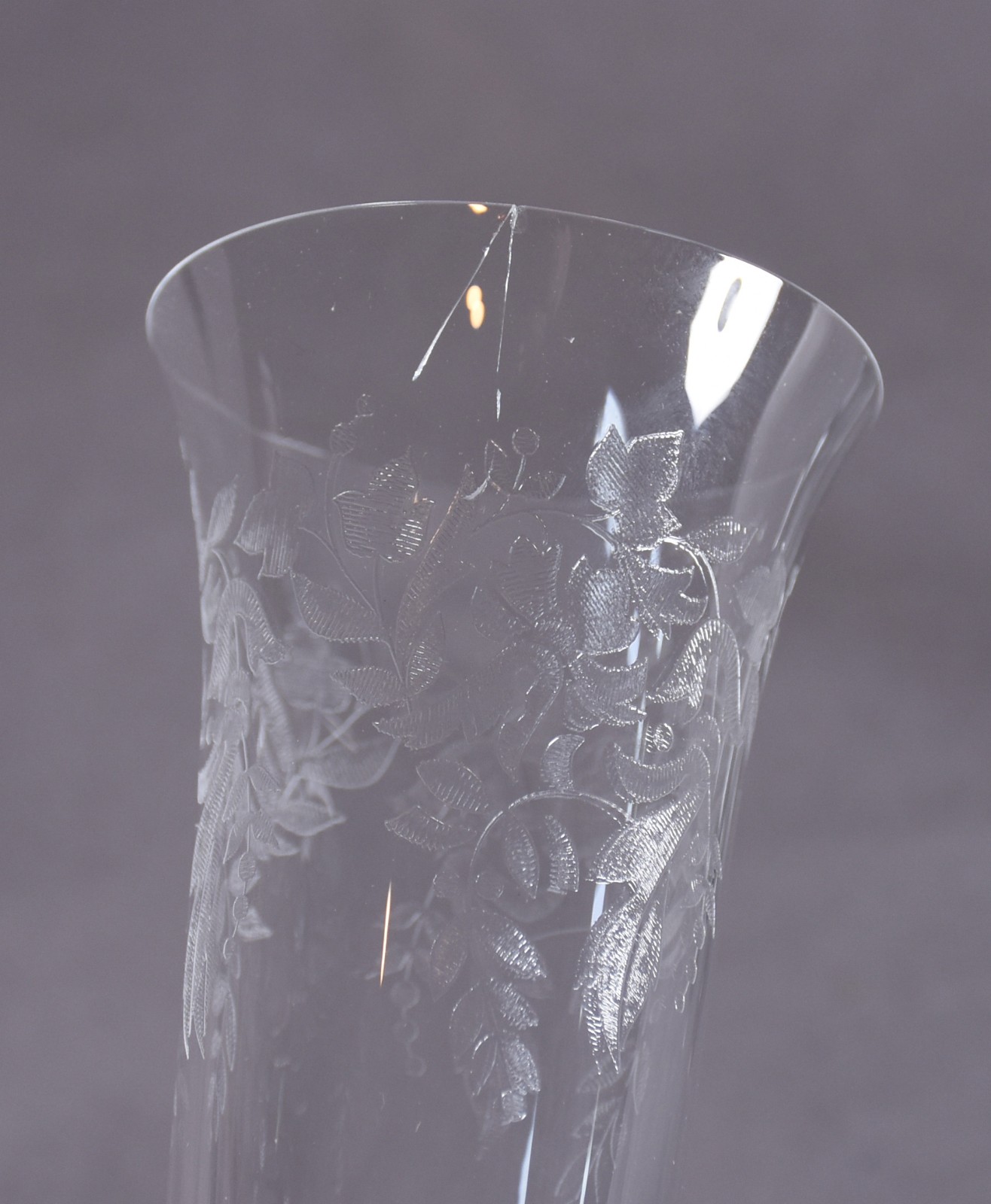 Seis flutes para champagne de cristal tcheco com flores lapidadas... - foto 5 de 5