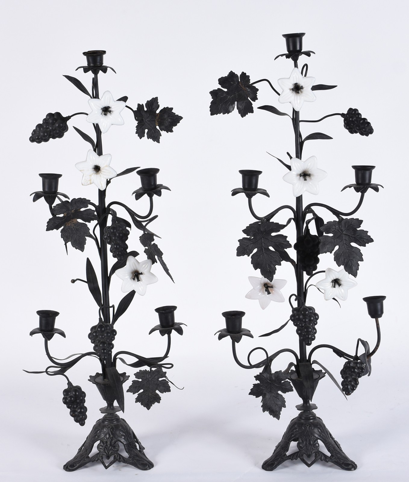 Par de candelabros de metal para cinco velas cada, decorados com... - foto 1 de 4