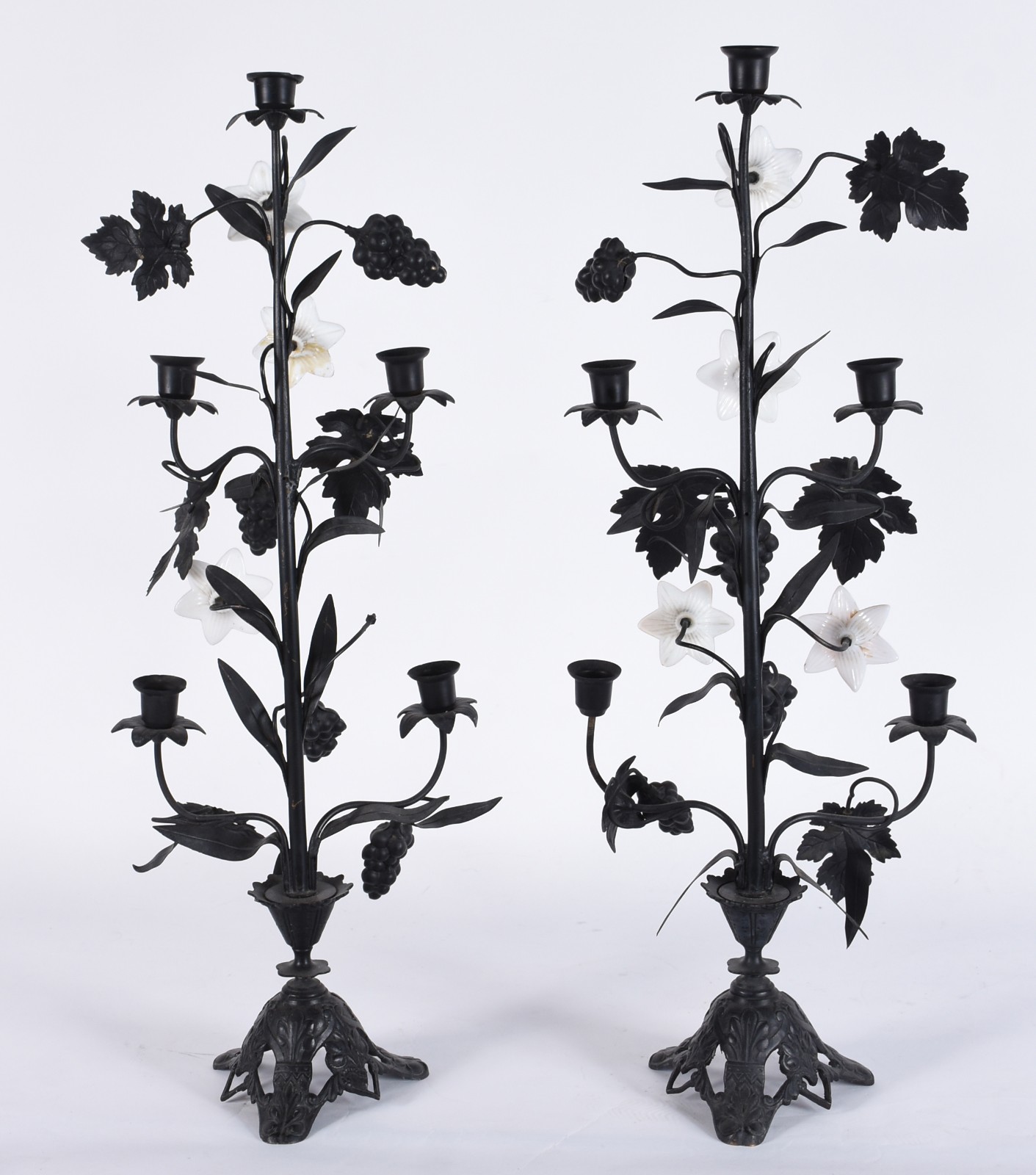 Par de candelabros de metal para cinco velas cada, decorados com... - foto 2 de 4