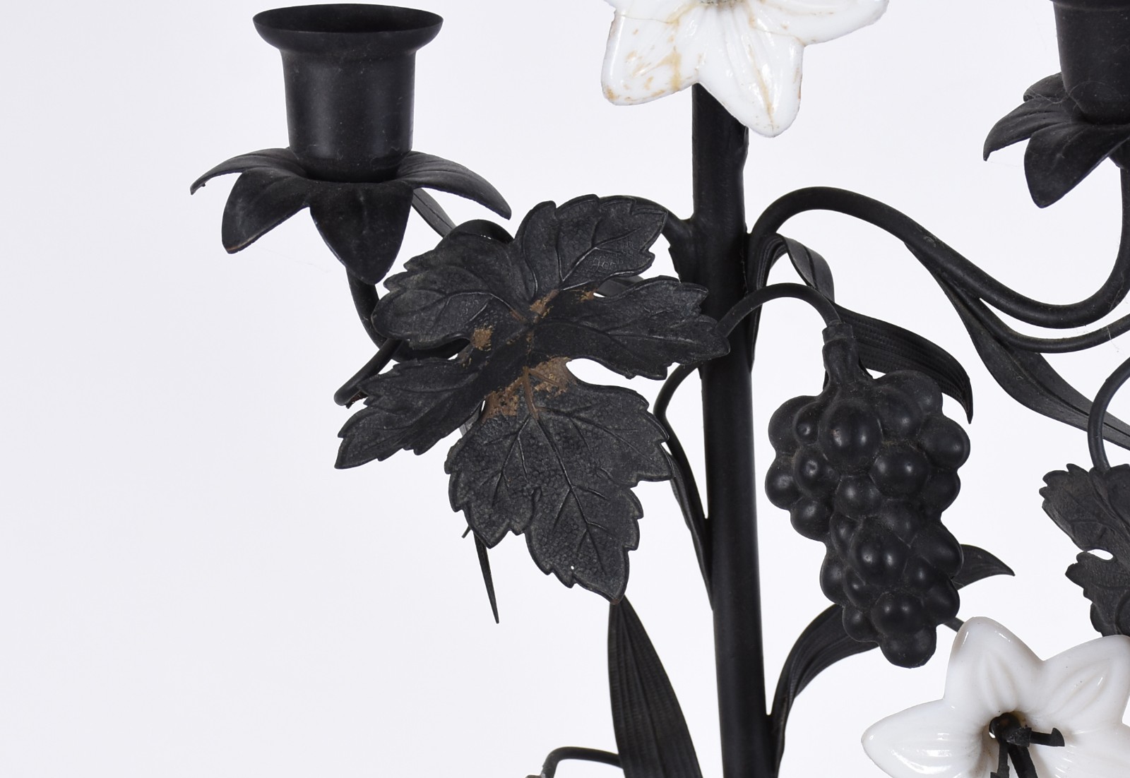 Par de candelabros de metal para cinco velas cada, decorados com... - foto 4 de 4