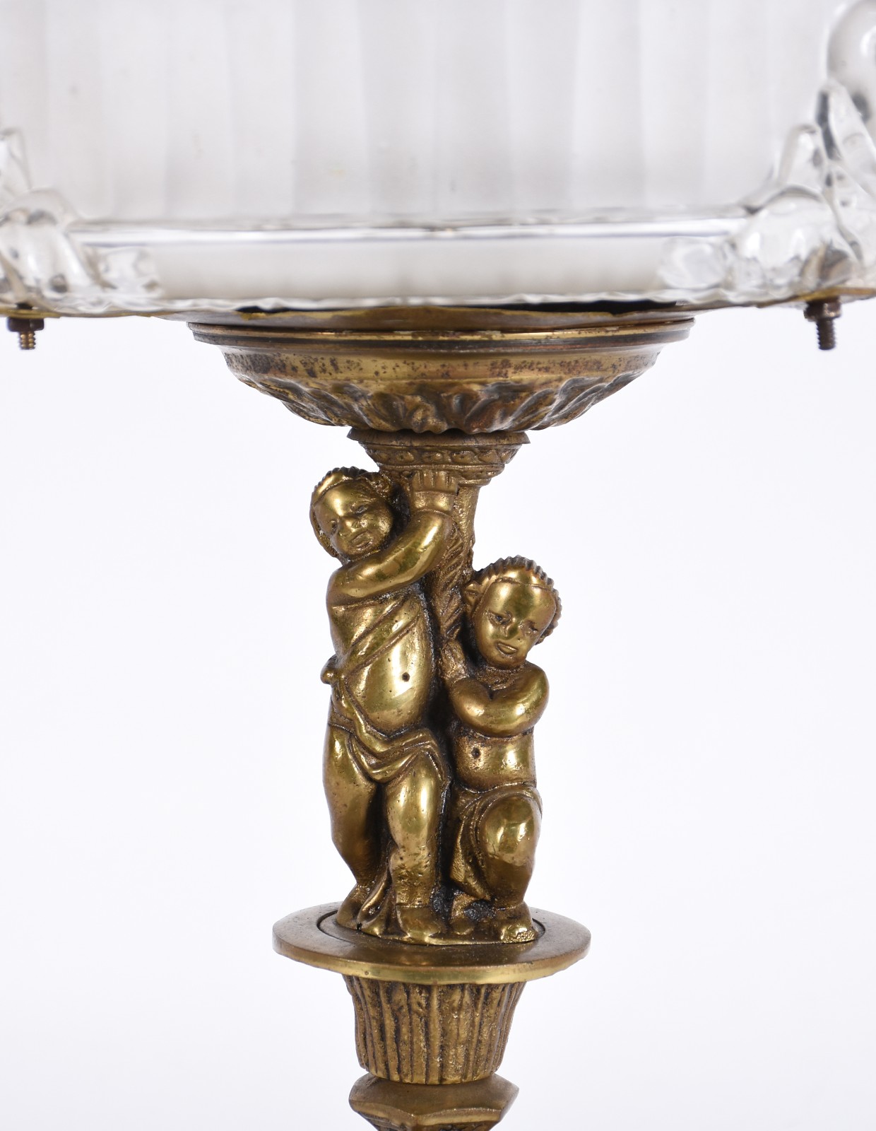 Fruteira de bronze com figuras de "Pucci" sustentando prato de... - foto 4 de 6