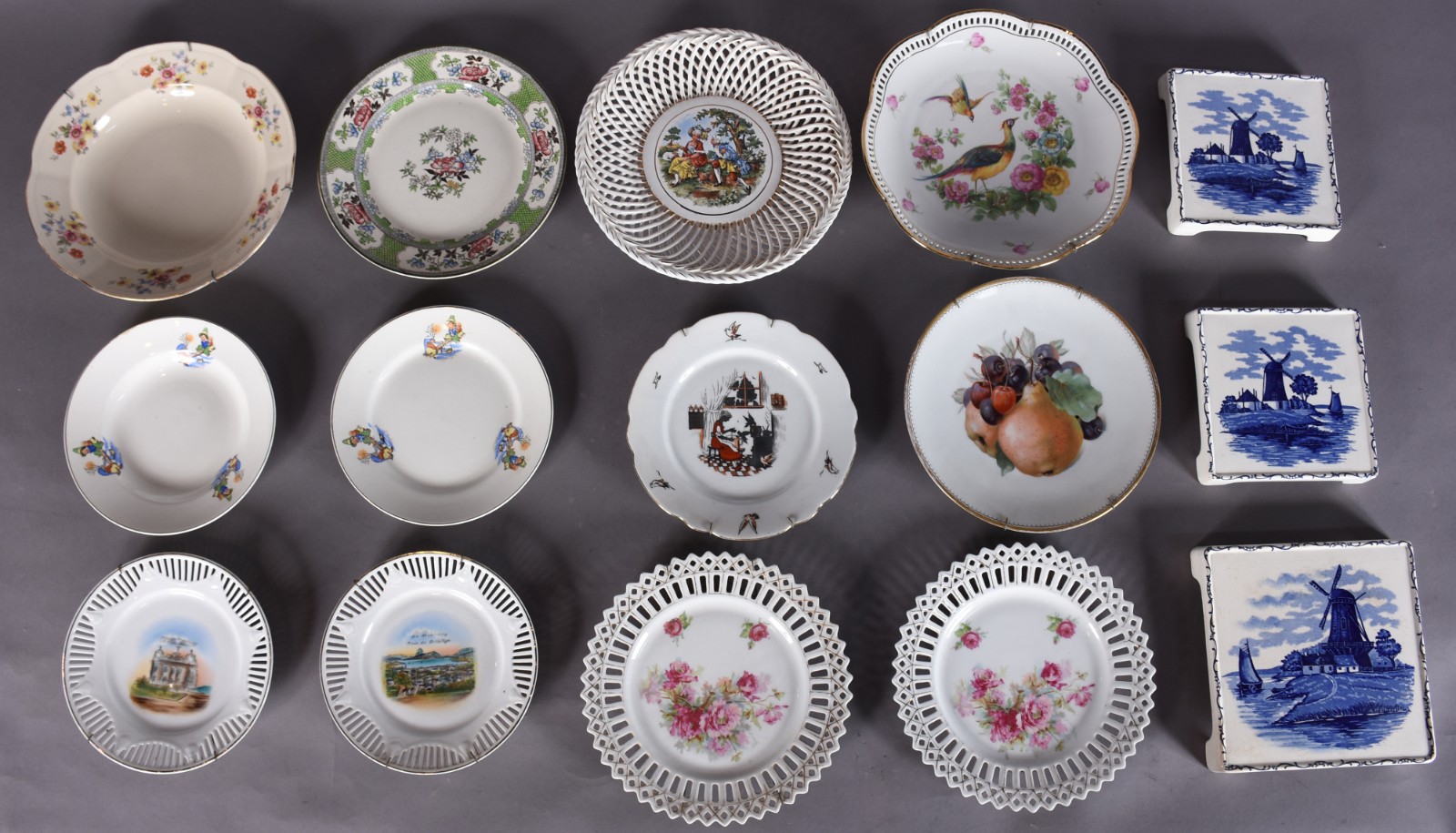 Doze pratos diversos de porcelana e 3 descansos de mesa holandeses... - foto 1 de 8