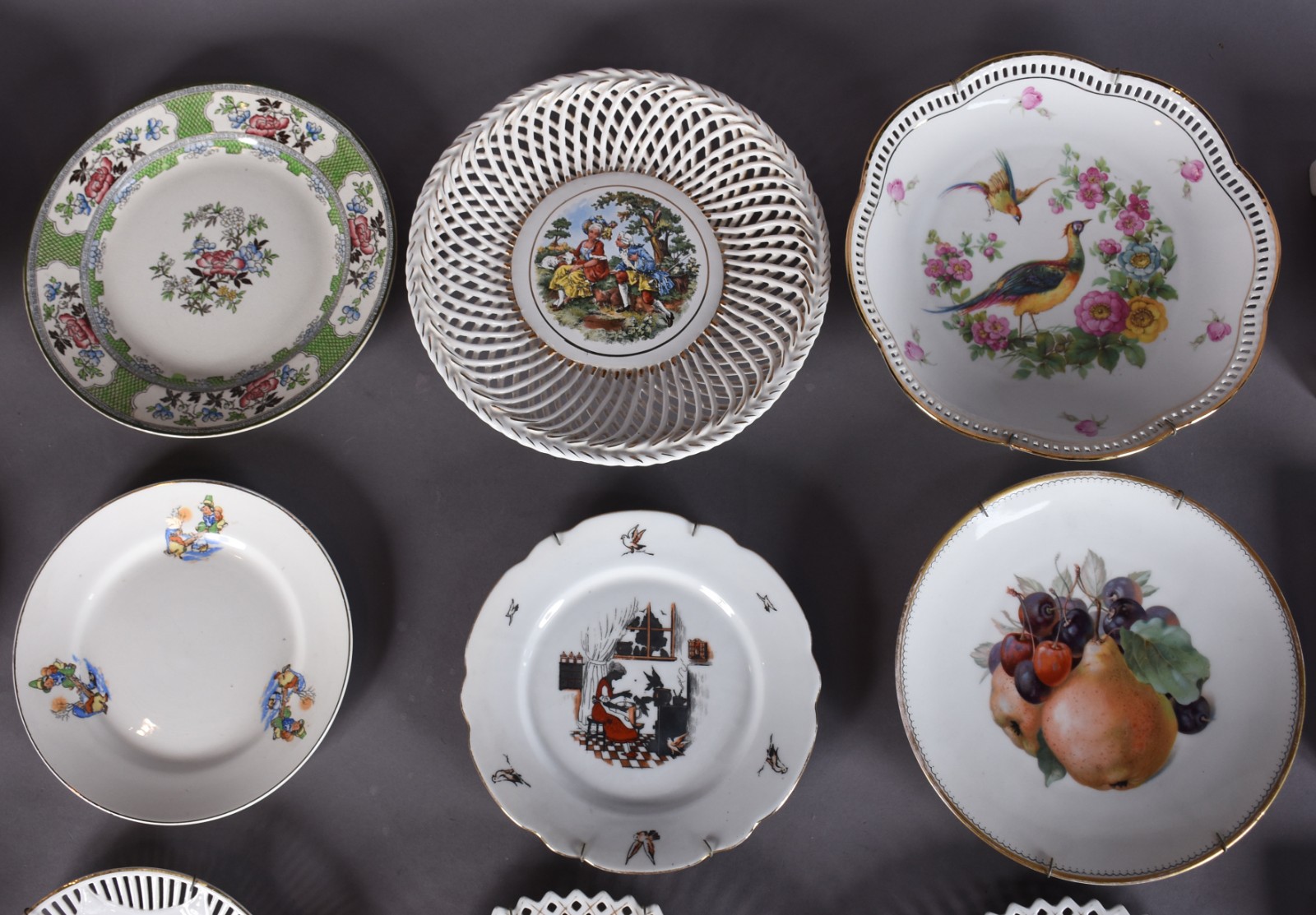 Doze pratos diversos de porcelana e 3 descansos de mesa holandeses... - foto 2 de 8