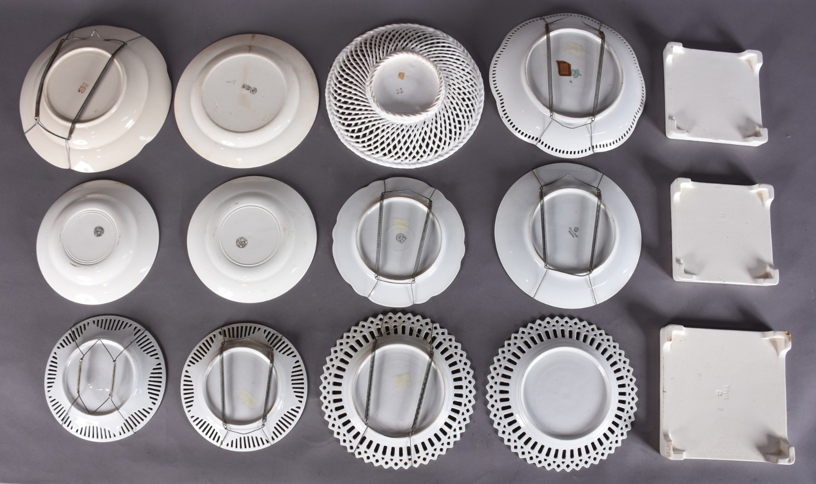 Doze pratos diversos de porcelana e 3 descansos de mesa holandeses... - foto 4 de 8