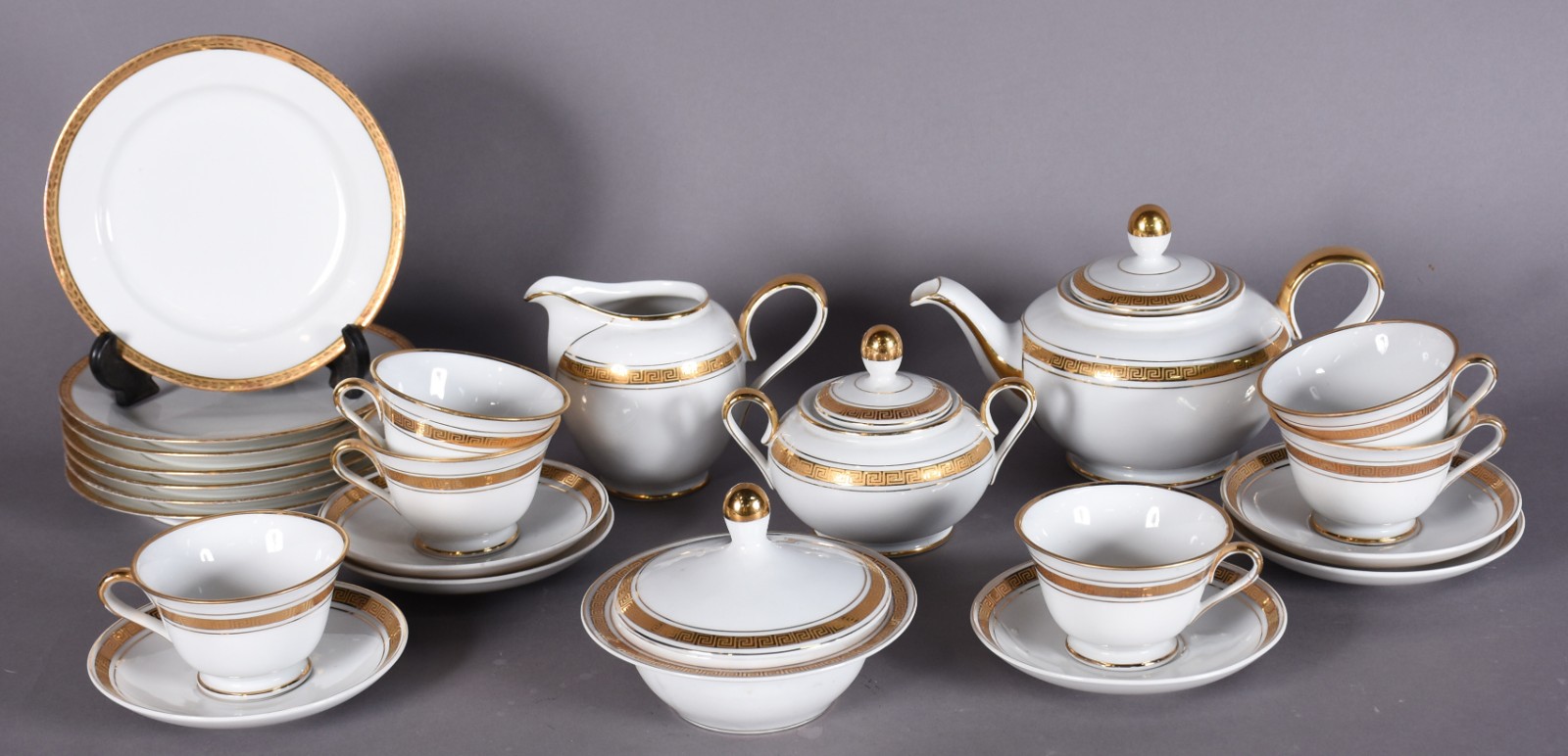Serviço de chá de porcelana Mauá branca com grega dourada composto... - foto 1 de 6