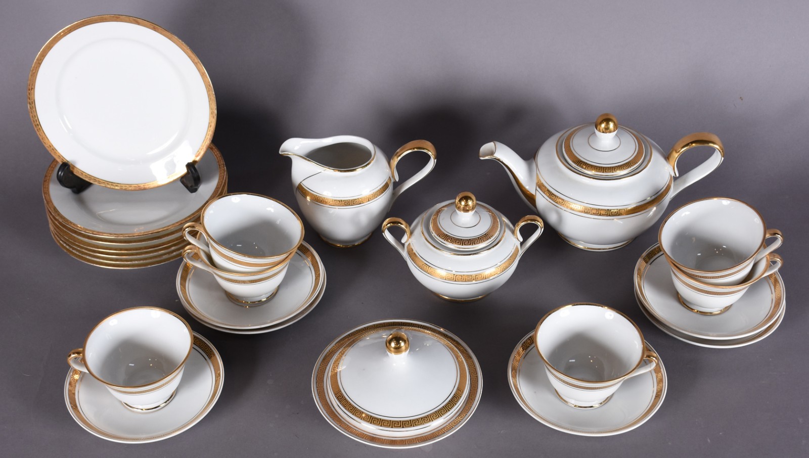 Serviço de chá de porcelana Mauá branca com grega dourada composto... - foto 2 de 6