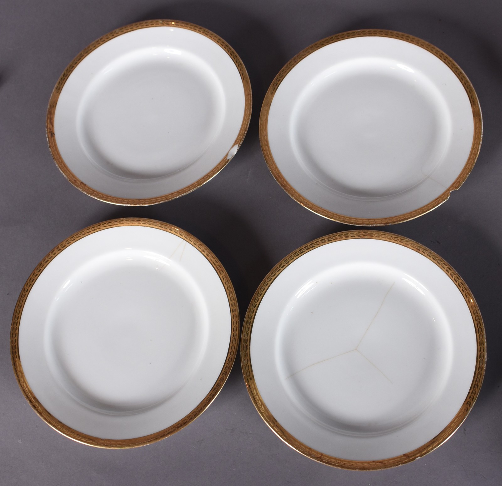Serviço de chá de porcelana Mauá branca com grega dourada composto... - foto 3 de 6