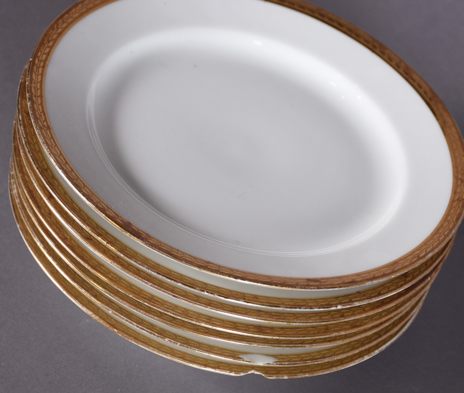 Serviço de chá de porcelana Mauá branca com grega dourada composto... - foto 4 de 6