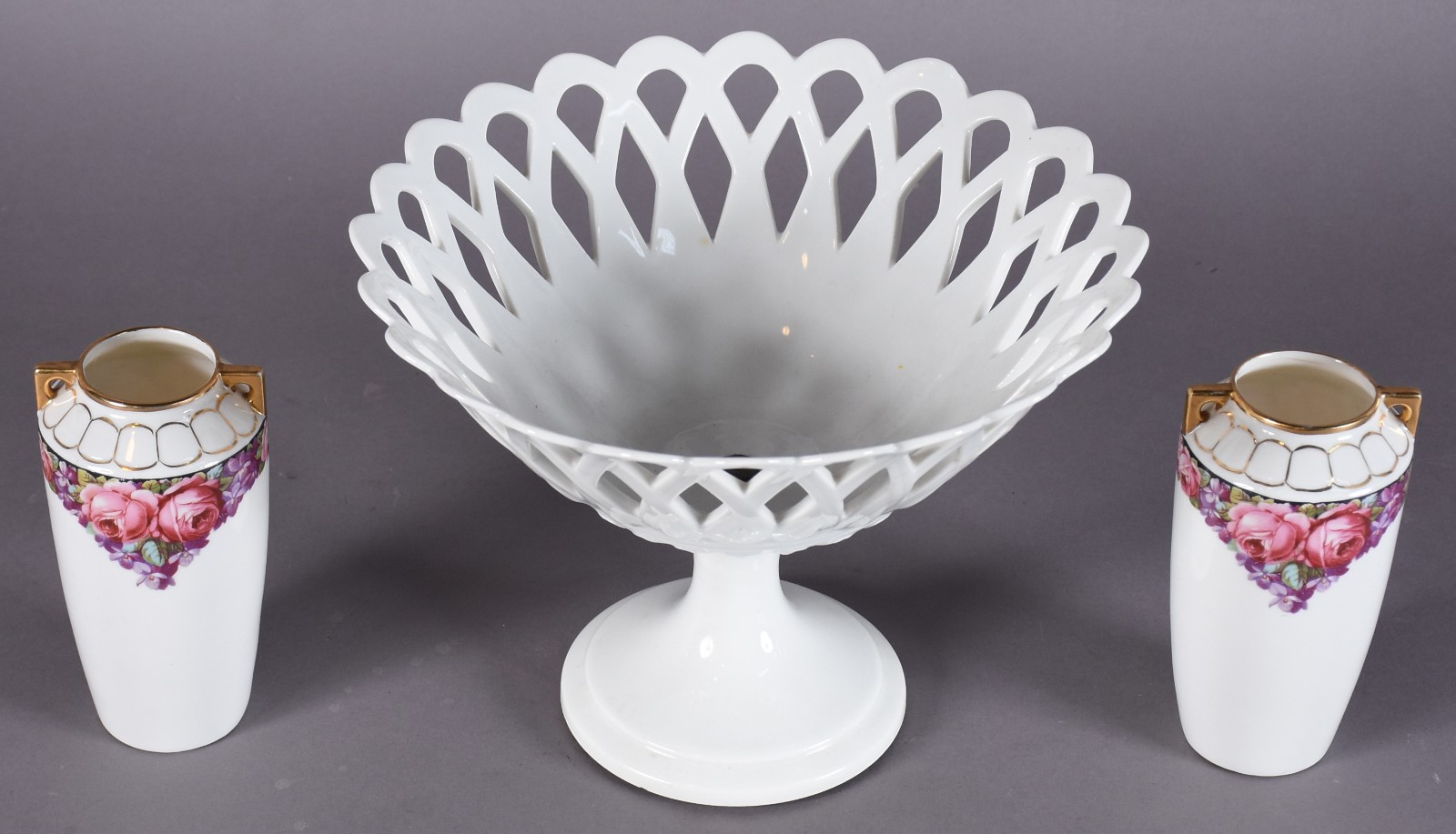 Três peças diversas, sendo: fruteira vazada de porcelana branca... - foto 2 de 7