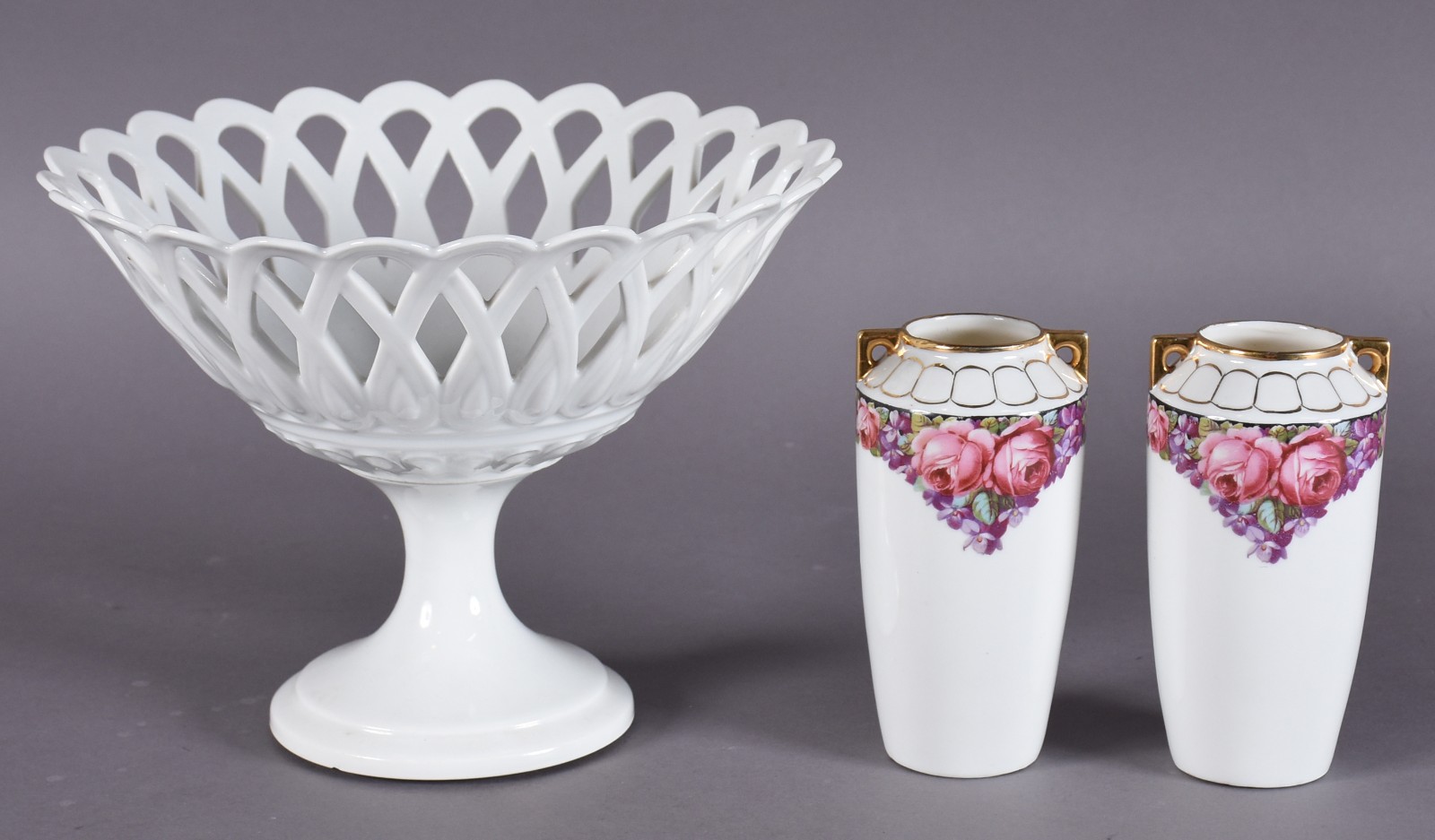 Três peças diversas, sendo: fruteira vazada de porcelana branca... - foto 3 de 7