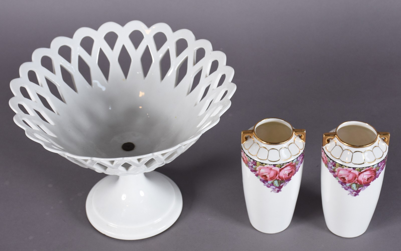 Três peças diversas, sendo: fruteira vazada de porcelana branca... - foto 4 de 7