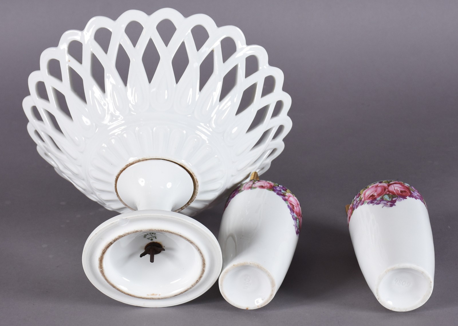 Três peças diversas, sendo: fruteira vazada de porcelana branca... - foto 5 de 7