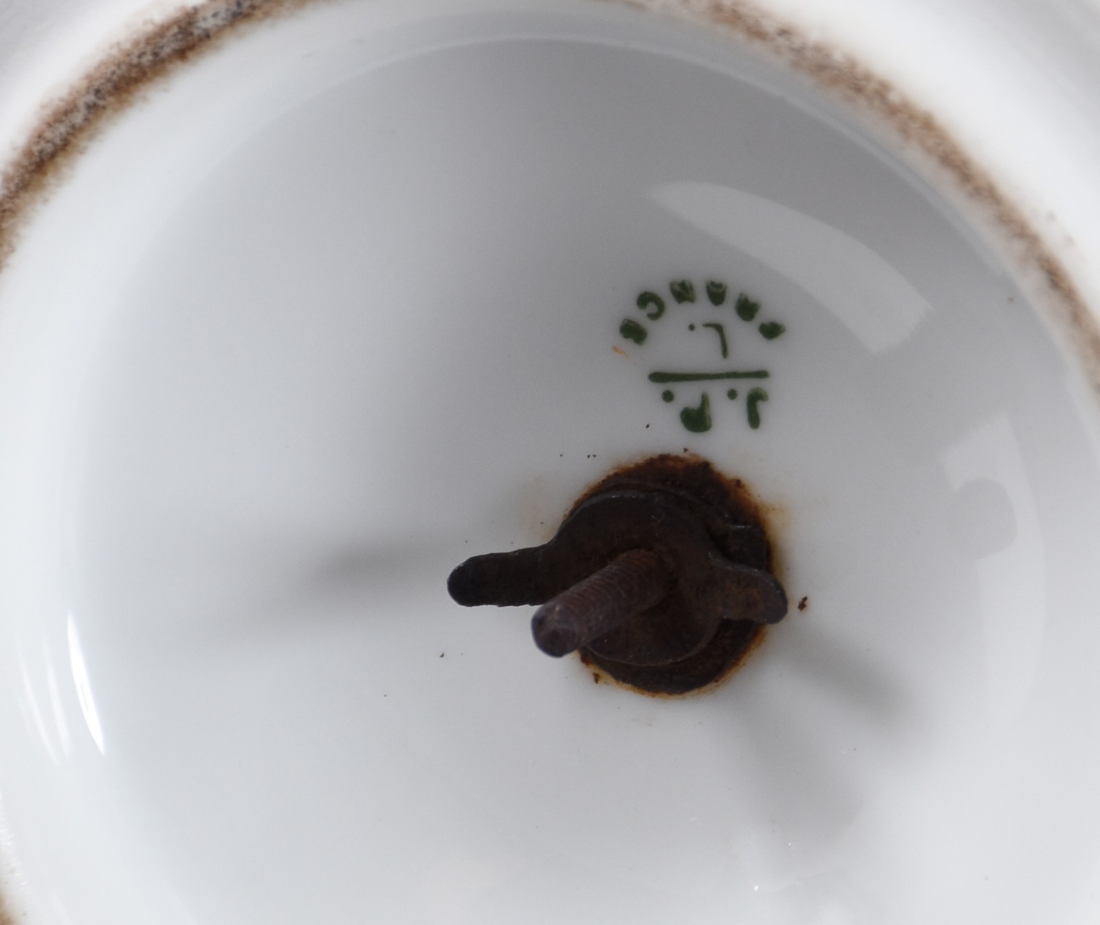 Três peças diversas, sendo: fruteira vazada de porcelana branca... - foto 6 de 7