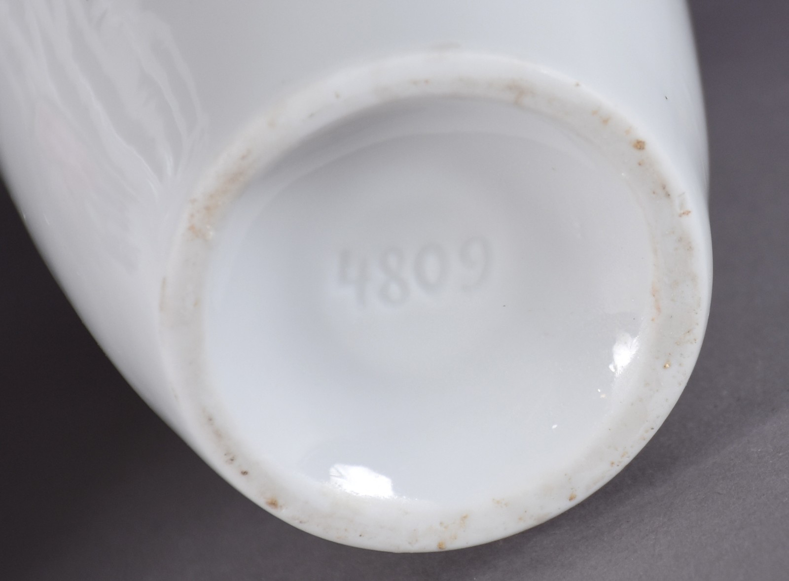 Três peças diversas, sendo: fruteira vazada de porcelana branca... - foto 7 de 7