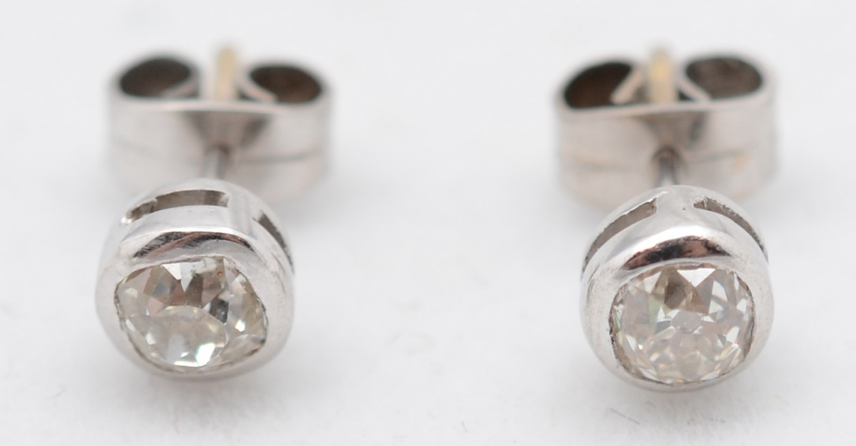 Par de brincos solitários com brilhantes de 0.55 ct cada um, cravação...