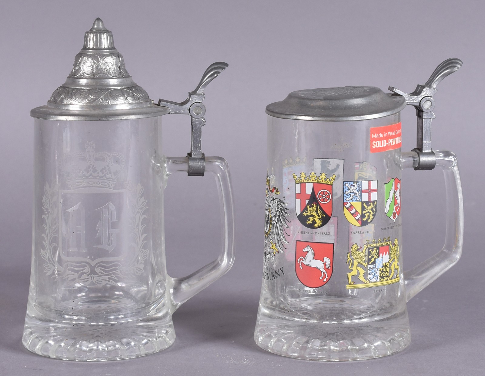 Dois tankards de cristal com tampas de estanho, sendo um lavrado com... - foto 1 de 6