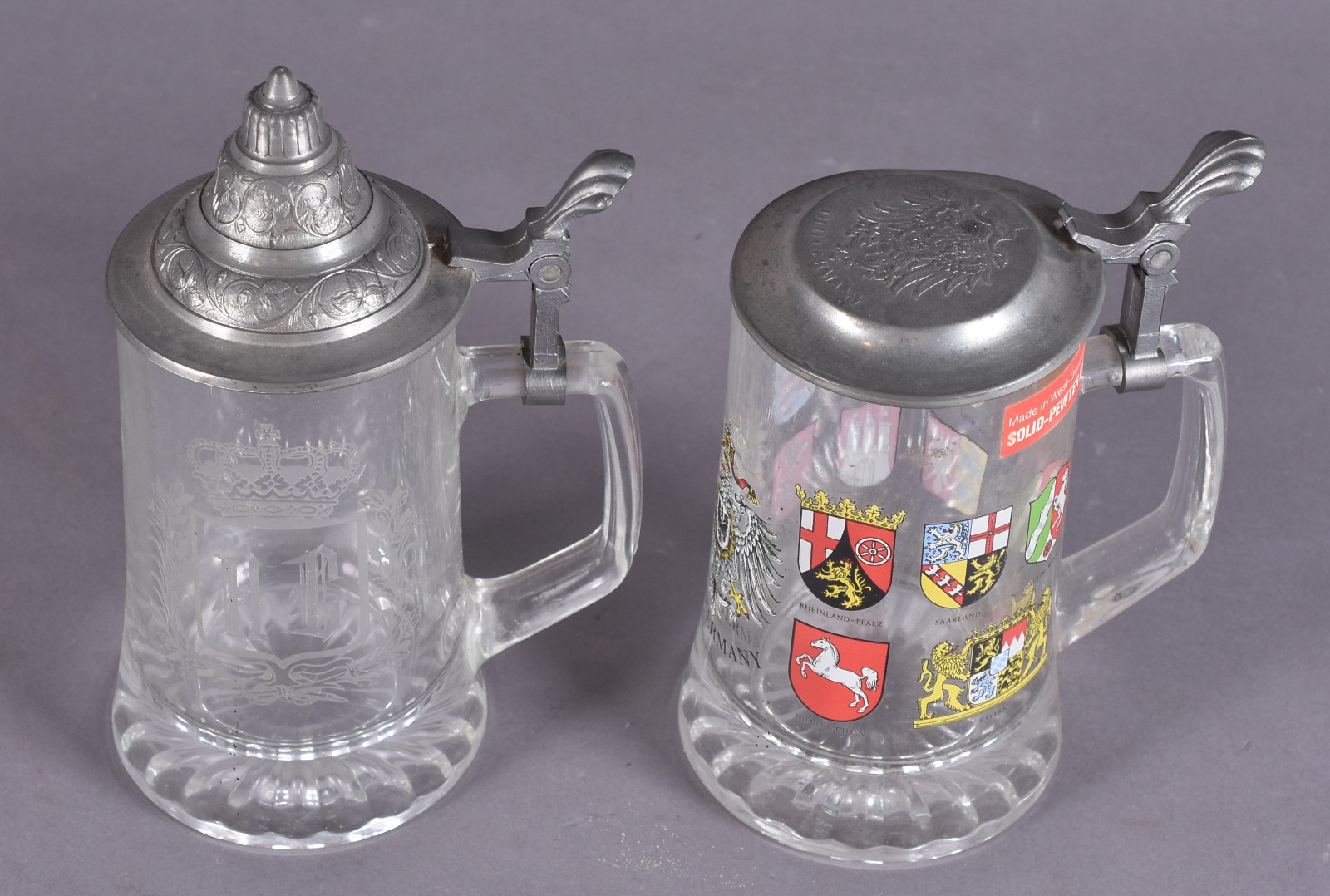 Dois tankards de cristal com tampas de estanho, sendo um lavrado com... - foto 2 de 6