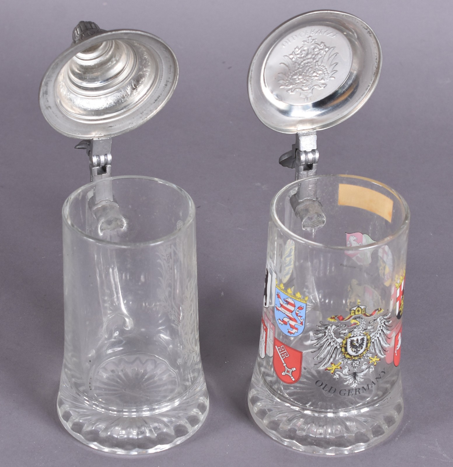Dois tankards de cristal com tampas de estanho, sendo um lavrado com... - foto 3 de 6