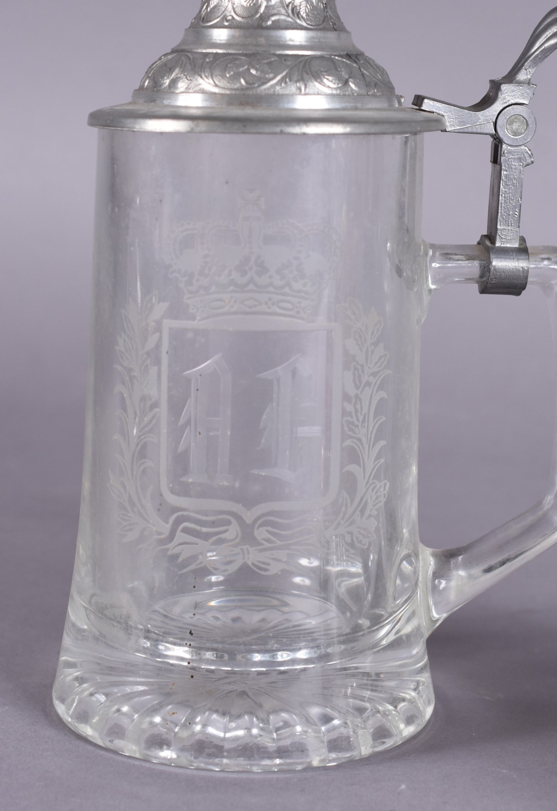 Dois tankards de cristal com tampas de estanho, sendo um lavrado com... - foto 4 de 6