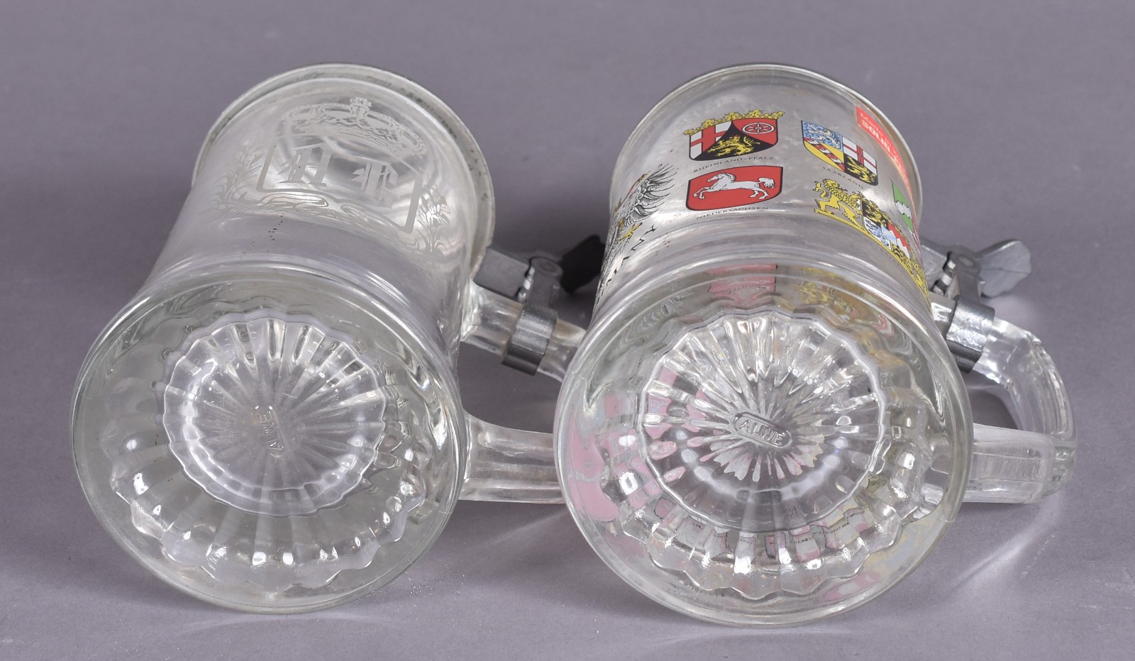 Dois tankards de cristal com tampas de estanho, sendo um lavrado com... - foto 5 de 6