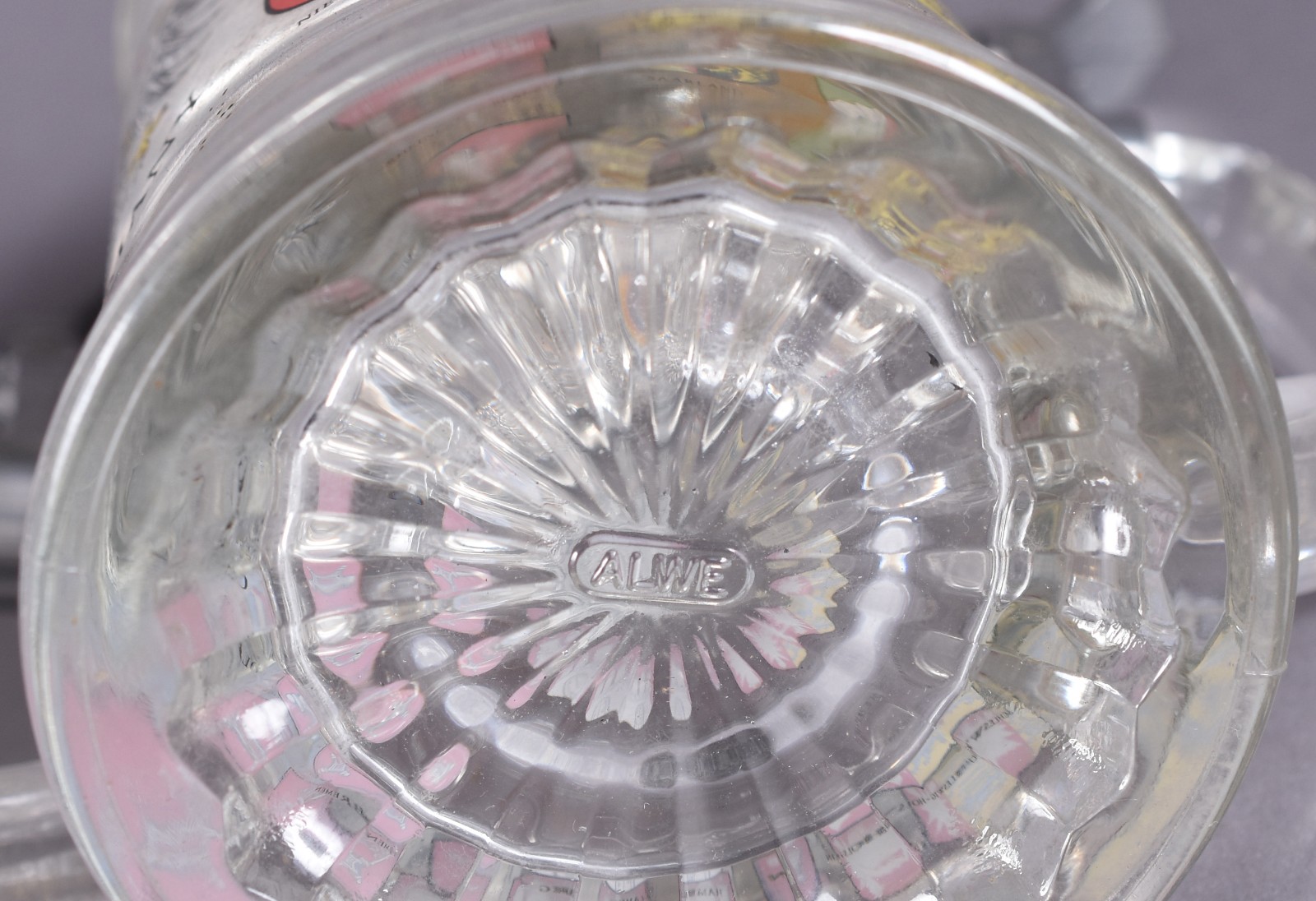 Dois tankards de cristal com tampas de estanho, sendo um lavrado com... - foto 6 de 6