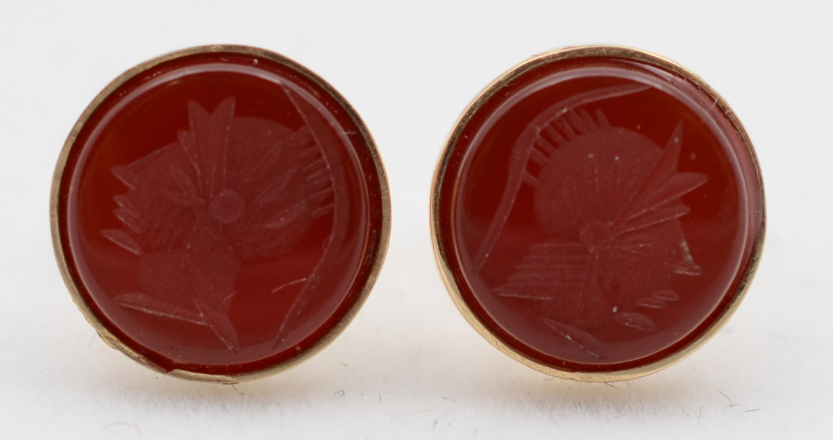 Par de brincos em ouro 18 k, com delicados camafeus romanos, em baixo...